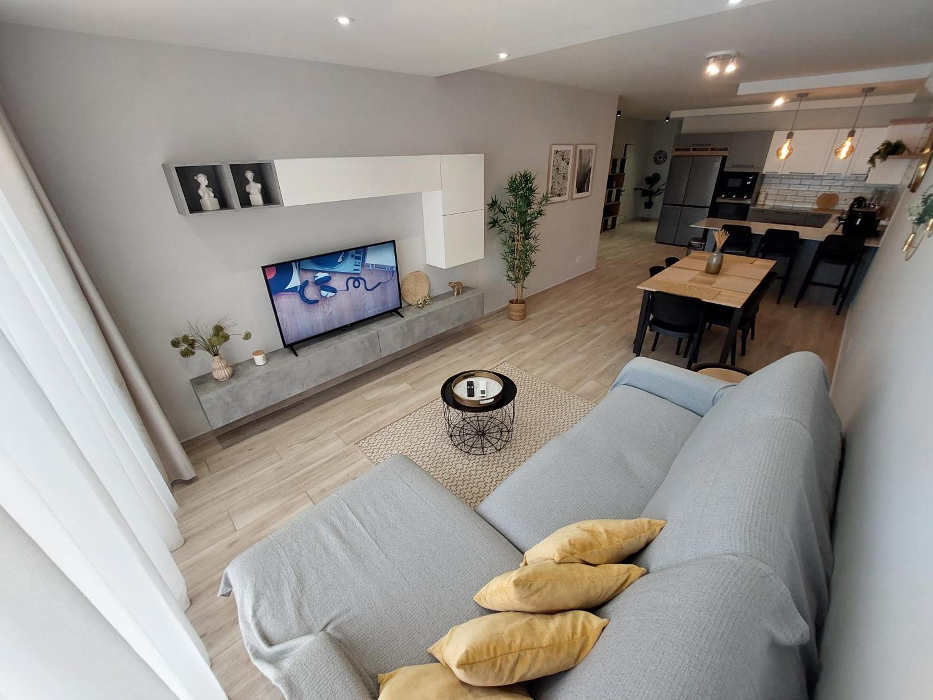 Modern 3BD Apartment with Spacious Balcony & Outside Furniture - Marsalforn Bay view 3