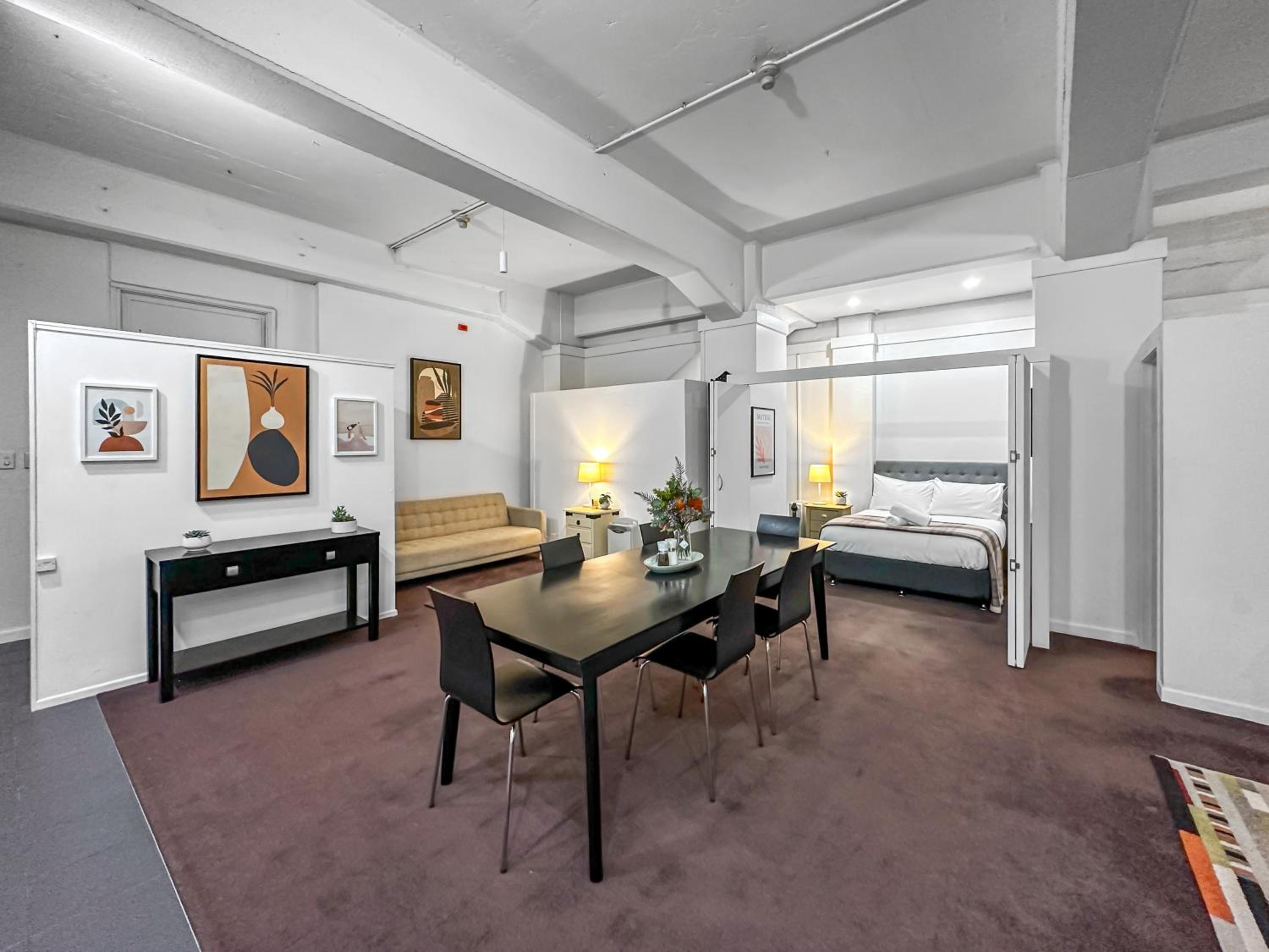 Maison Marvel l Enormous Loft Apt l Heart of City view 5
