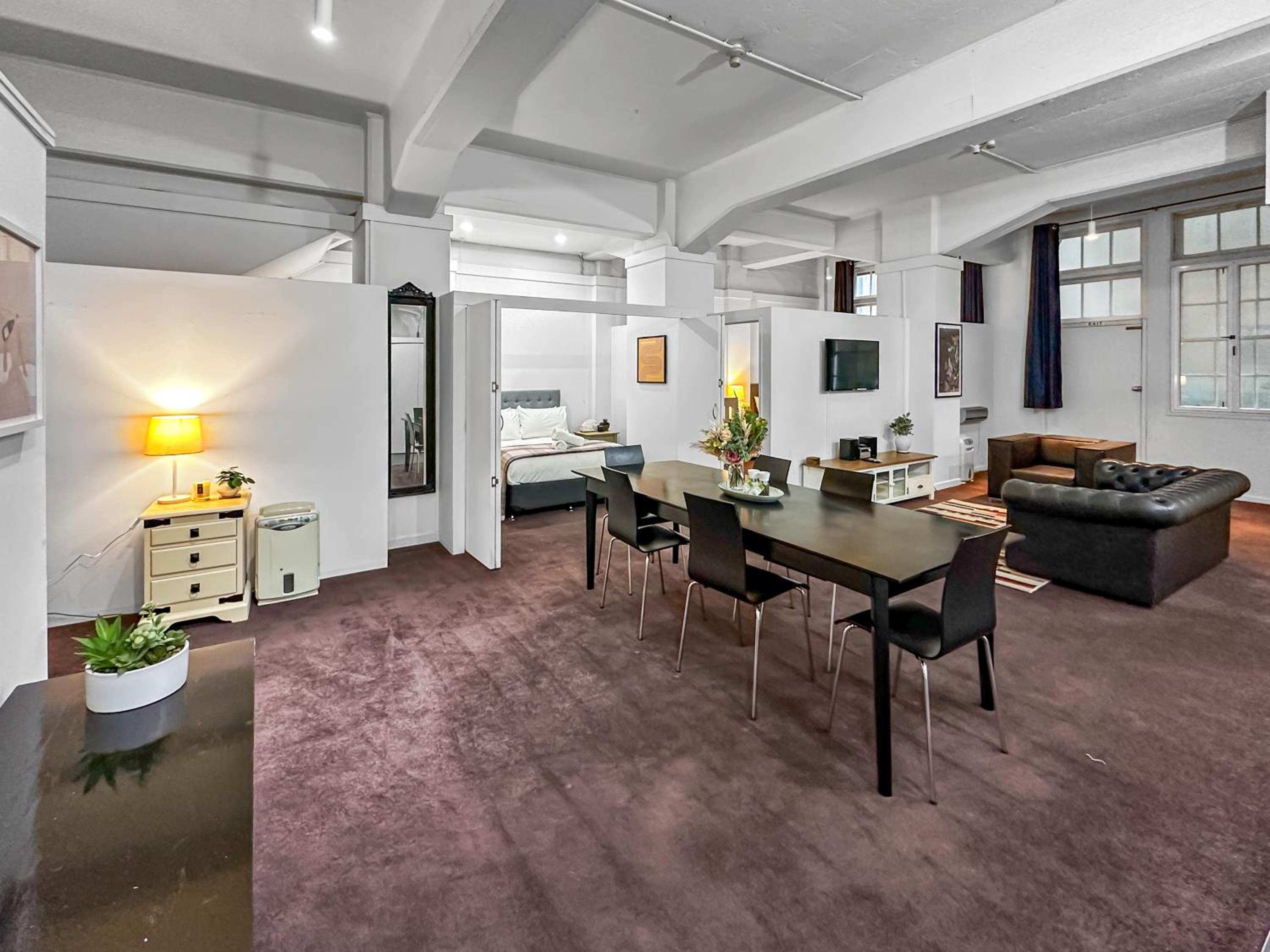 Maison Marvel l Enormous Loft Apt l Heart of City view 4