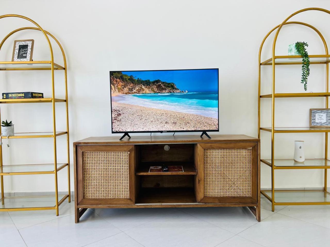Luxe beachfront apt in nyali view 4
