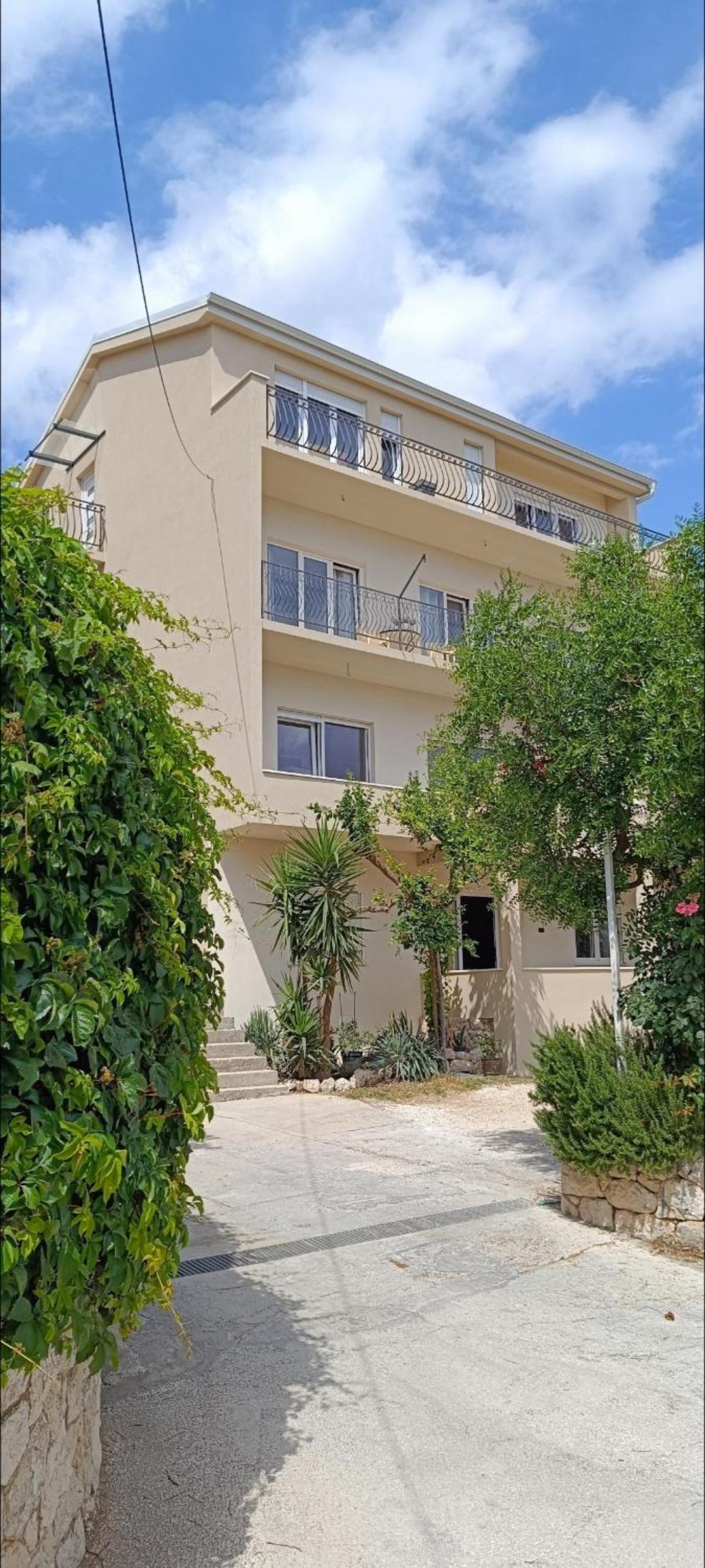 Black and White Apartment - 2 bedrooms, walk to the beach view 2