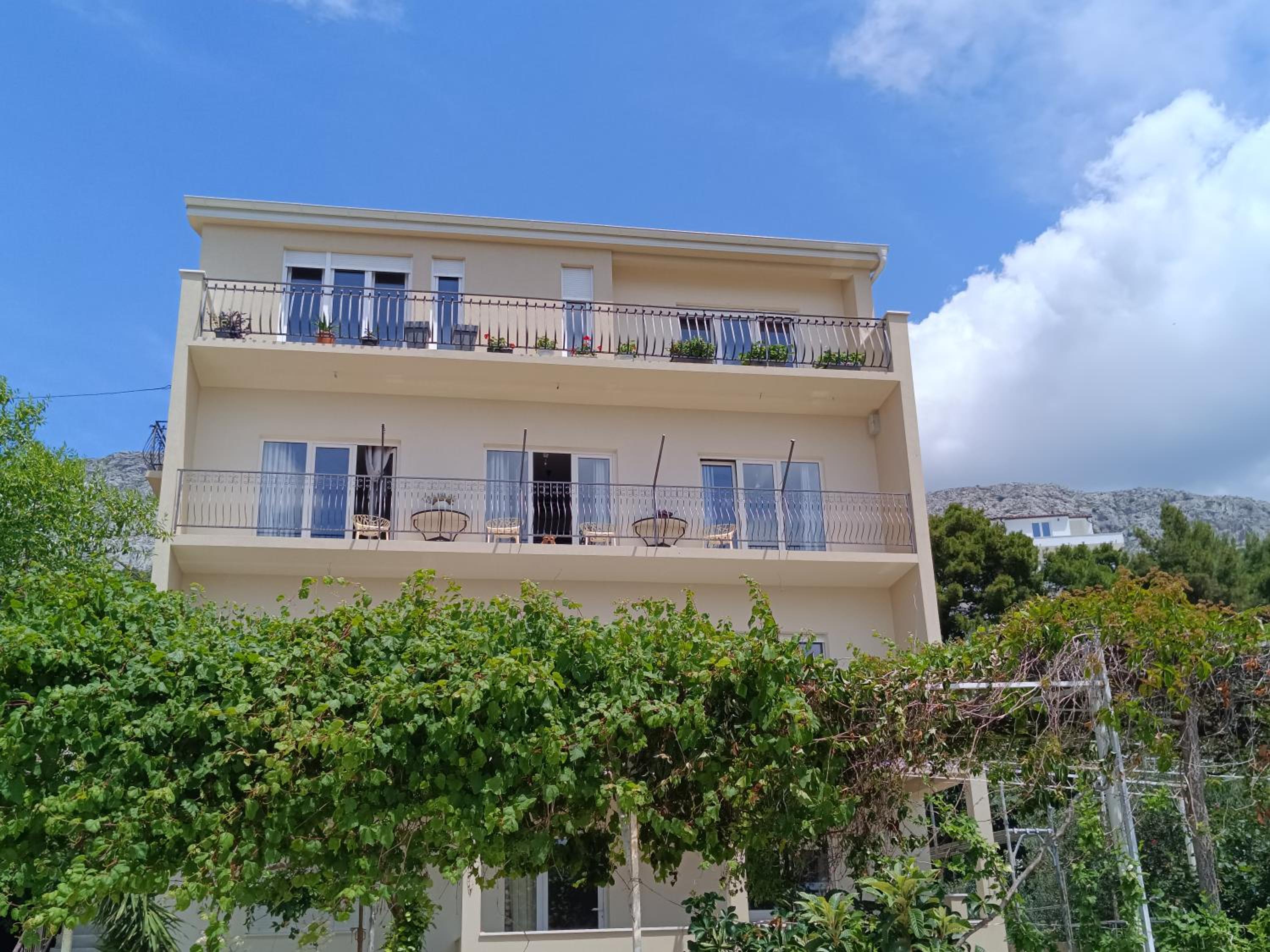 Black and White Apartment - 2 bedrooms, walk to the beach view 3