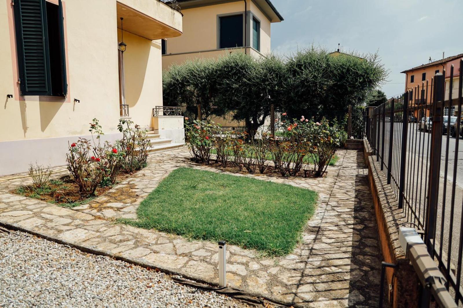 Villa Lilly, with private Garden and Parking, 800 mt to Lucca City center view 4