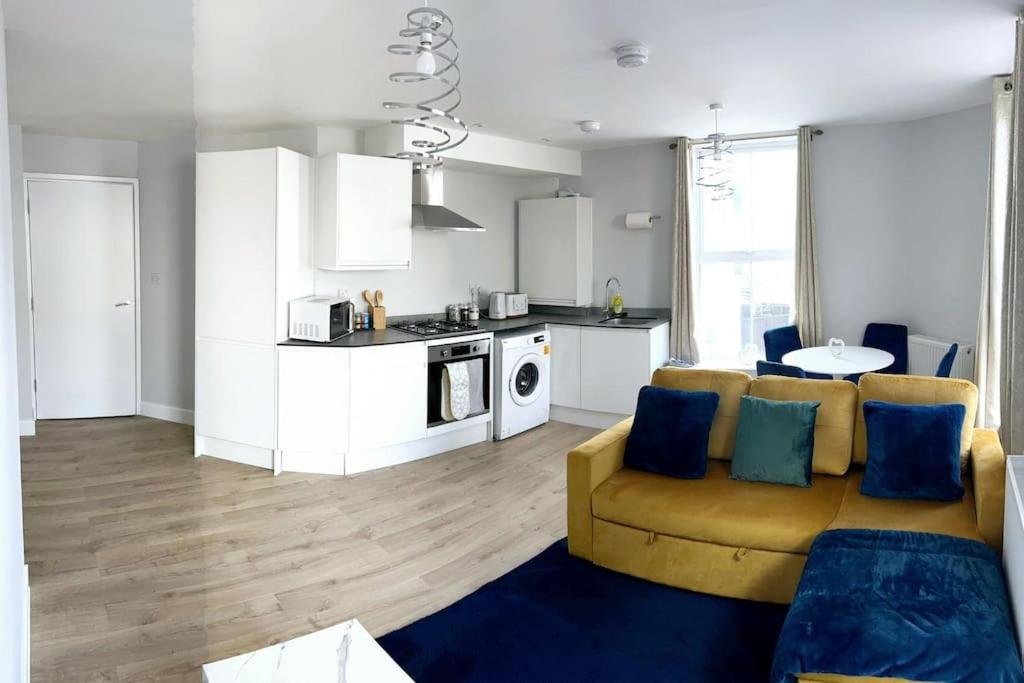 Charming 2 bedroom Coastal Getaway, 5 Mins from Folkstone beach, suitable for contractors view 2