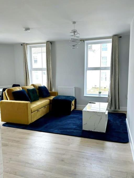 Charming 2 bedroom Coastal Getaway, 5 Mins from Folkstone beach, suitable for contractors view 3