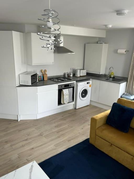 Charming 2 bedroom Coastal Getaway, 5 Mins from Folkstone beach, suitable for contractors view 5