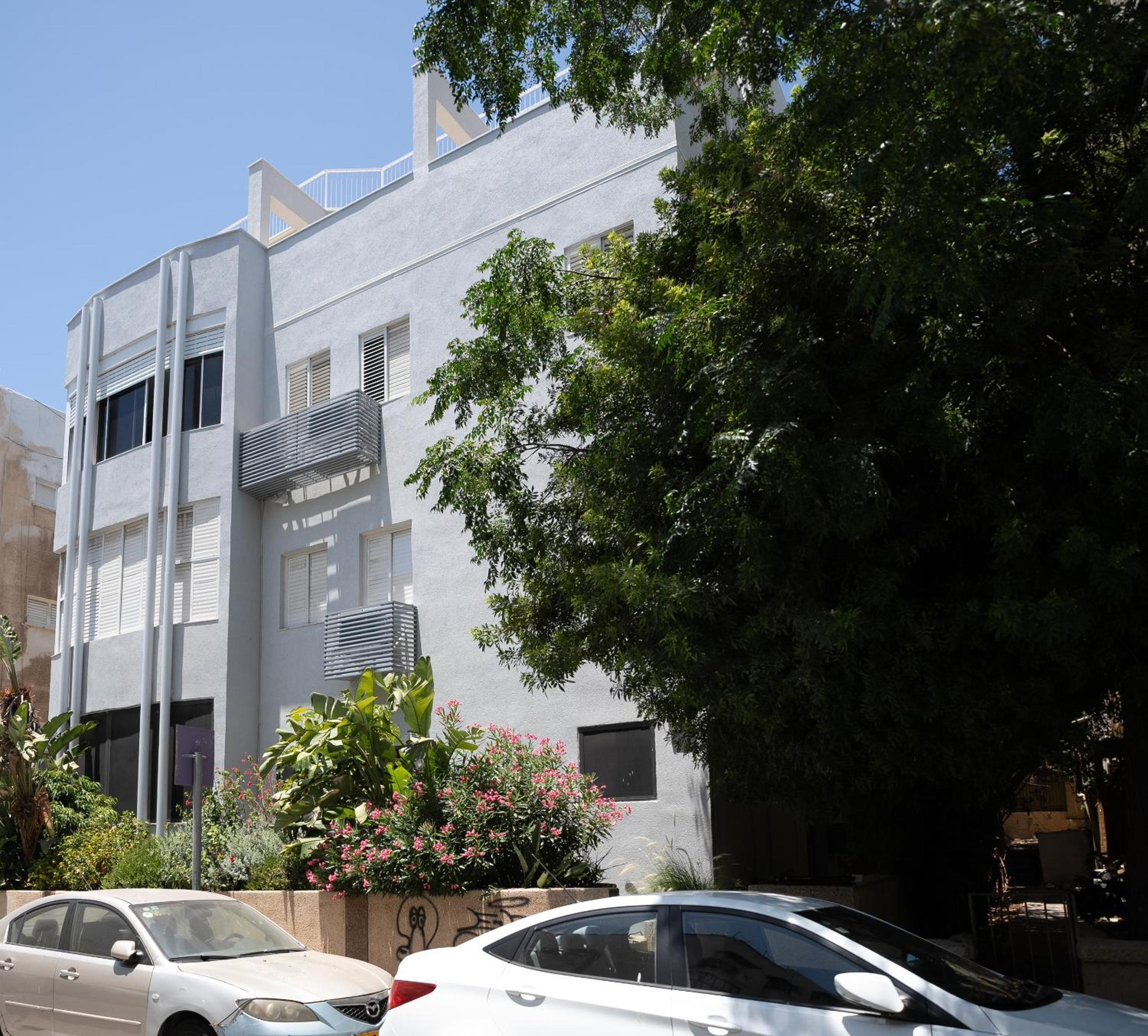 Mendele Residence - Garden apartment view 4