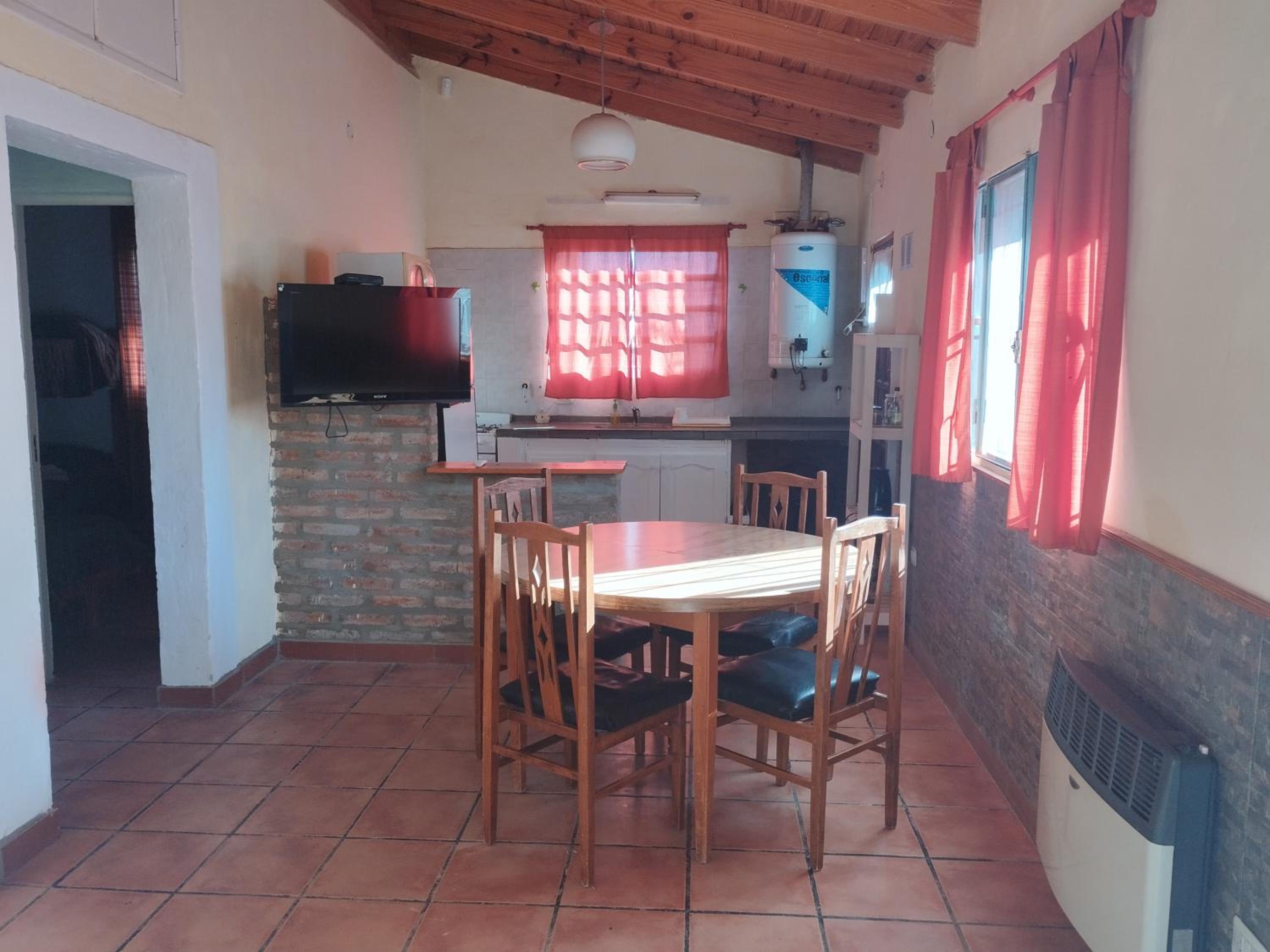Casas HG-Desayuno sencillo entregado al check in-Pileta normal y climatizada en predio a 5 minutos en auto-Acepta mascotas bajo petición-Cochera para 1 aut
