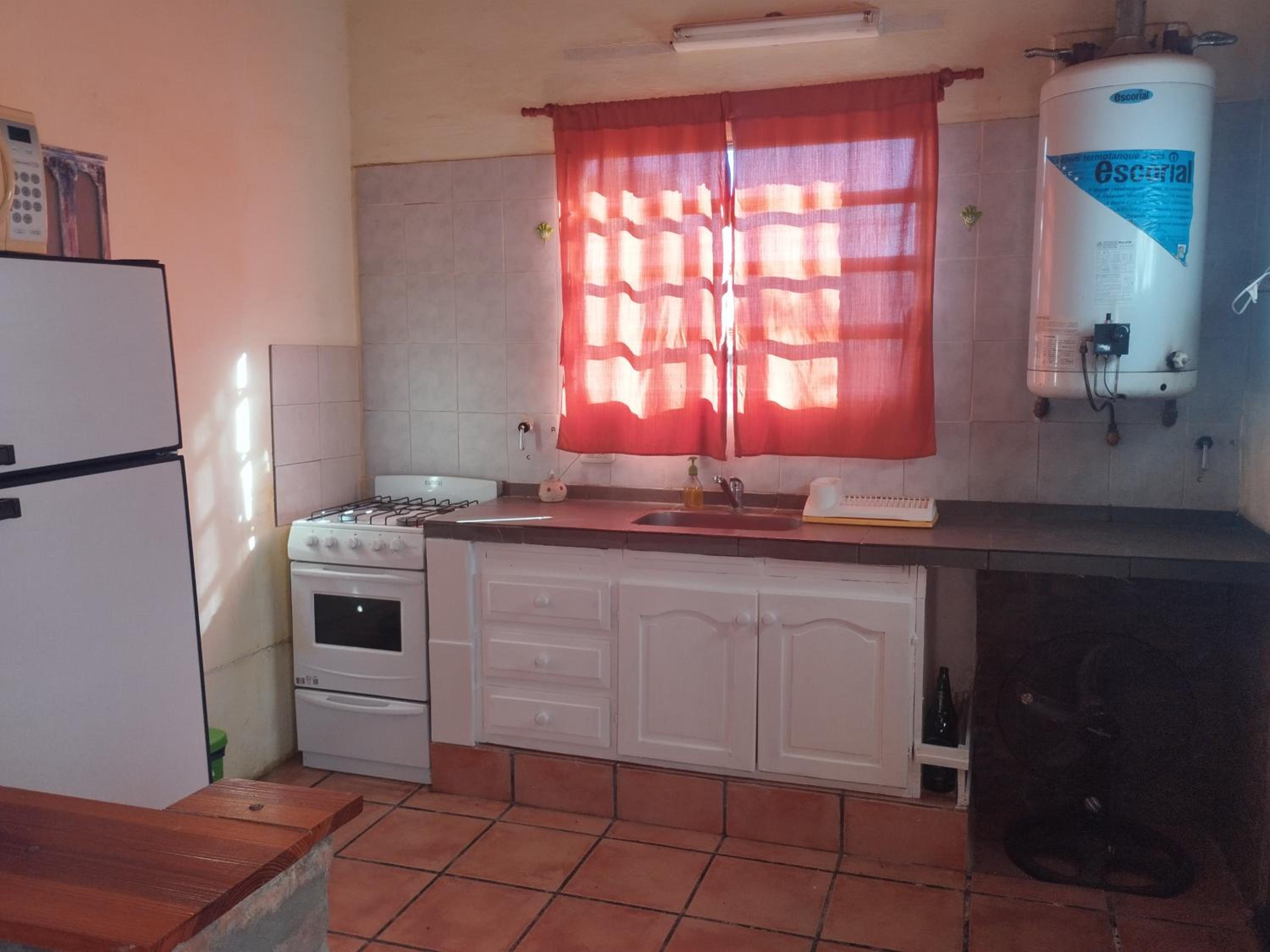 Casas HG-Desayuno sencillo entregado al check in-Pileta normal y climatizada en predio a 5 minutos en auto-Acepta mascotas bajo petición-Cochera para 1 aut