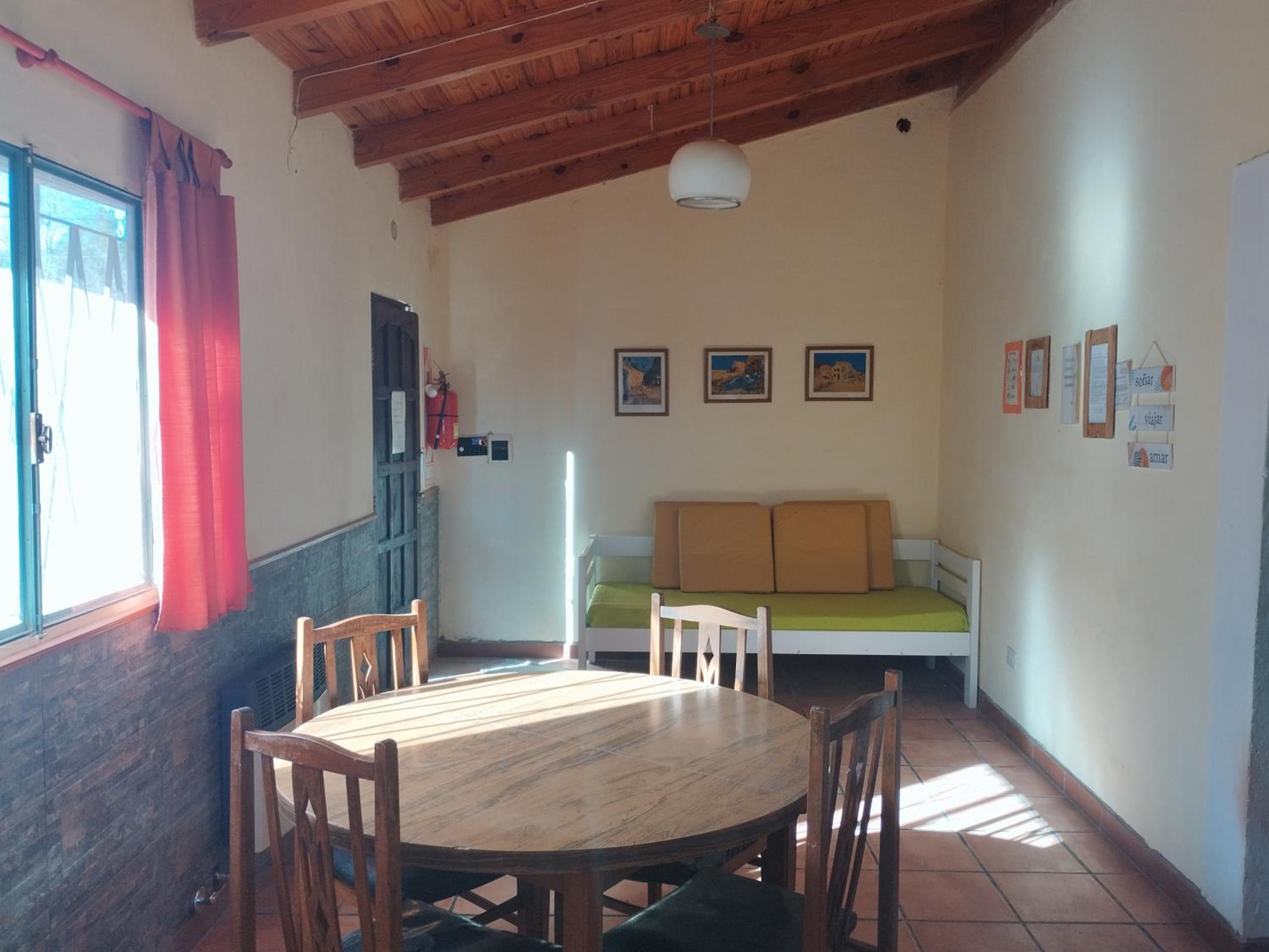 Casas HG-Desayuno sencillo entregado al check in-Pileta normal y climatizada en predio a 5 minutos en auto-Acepta mascotas bajo petición-Cochera para 1 aut