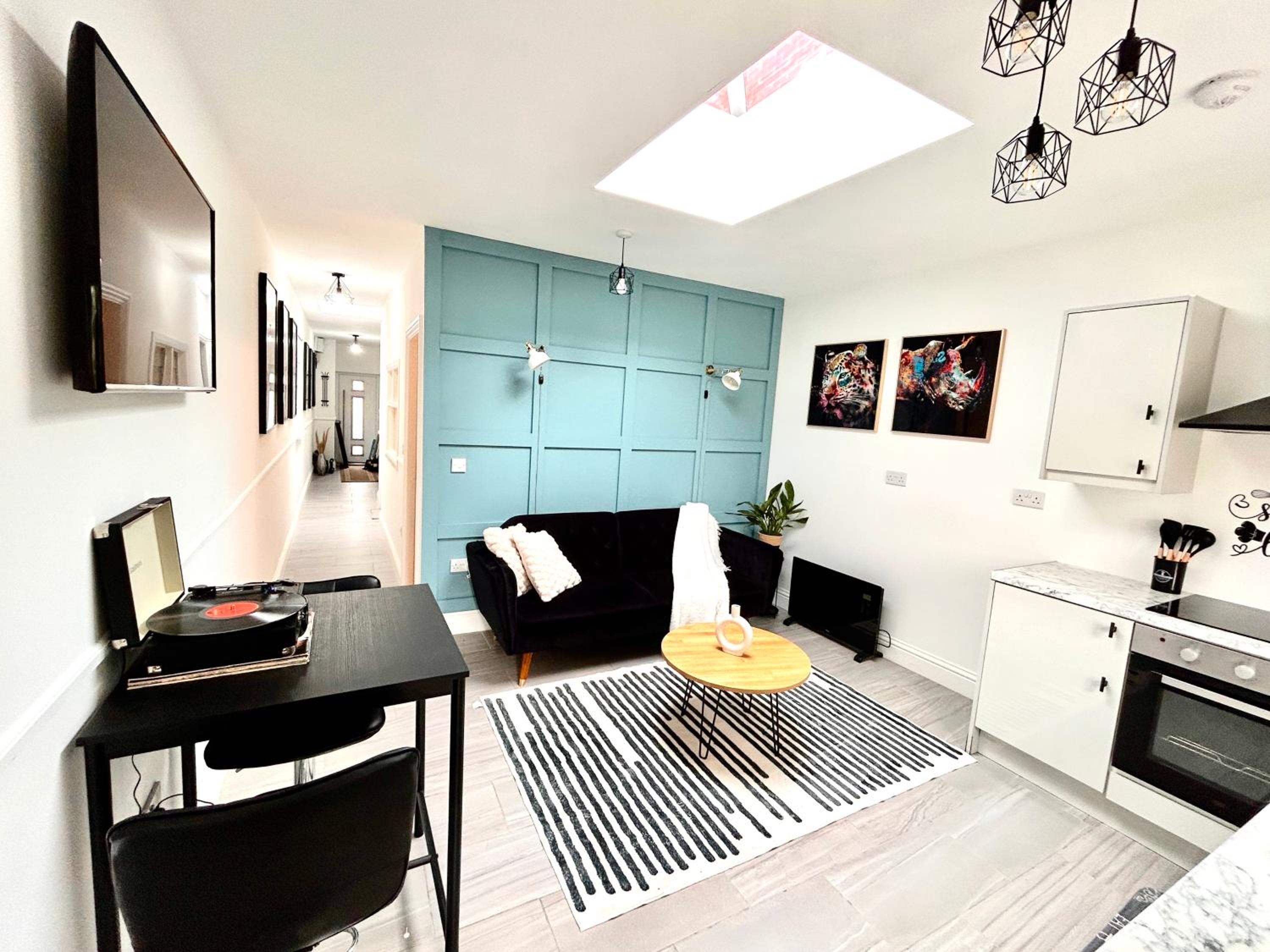 Vibrant Bungalow 2 Bedroom Flat with secure private parking view 2