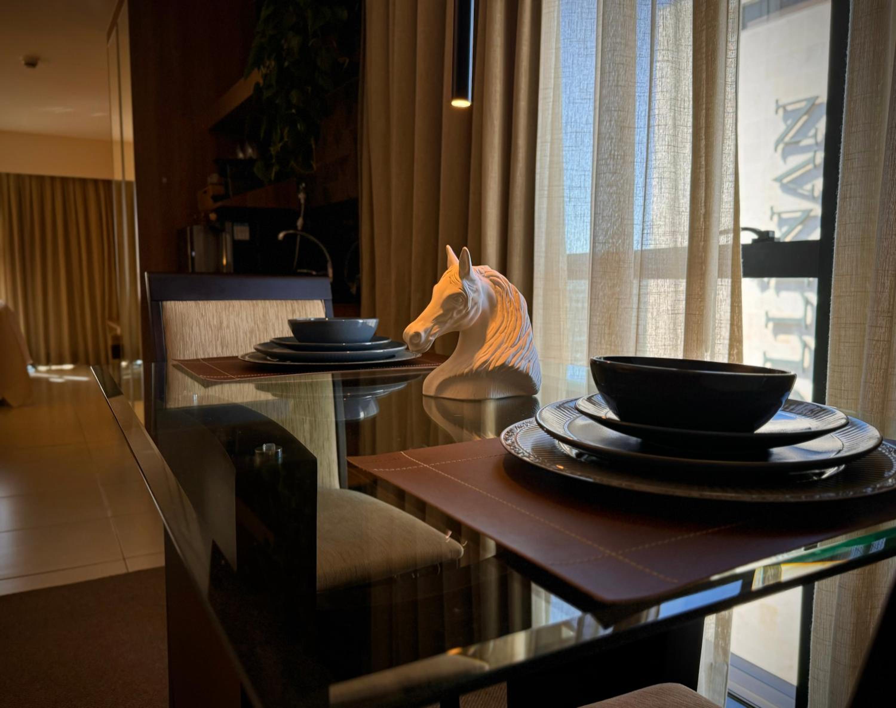 Localização privilegiada e quarto espaçoso no Hotel Athos Bulcão