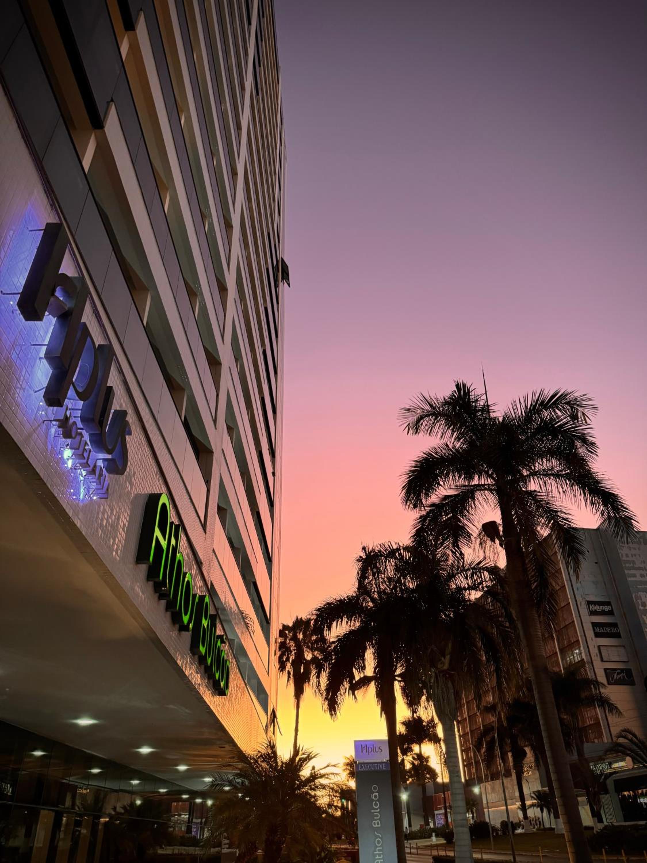 Localização privilegiada e quarto espaçoso no Hotel Athos Bulcão