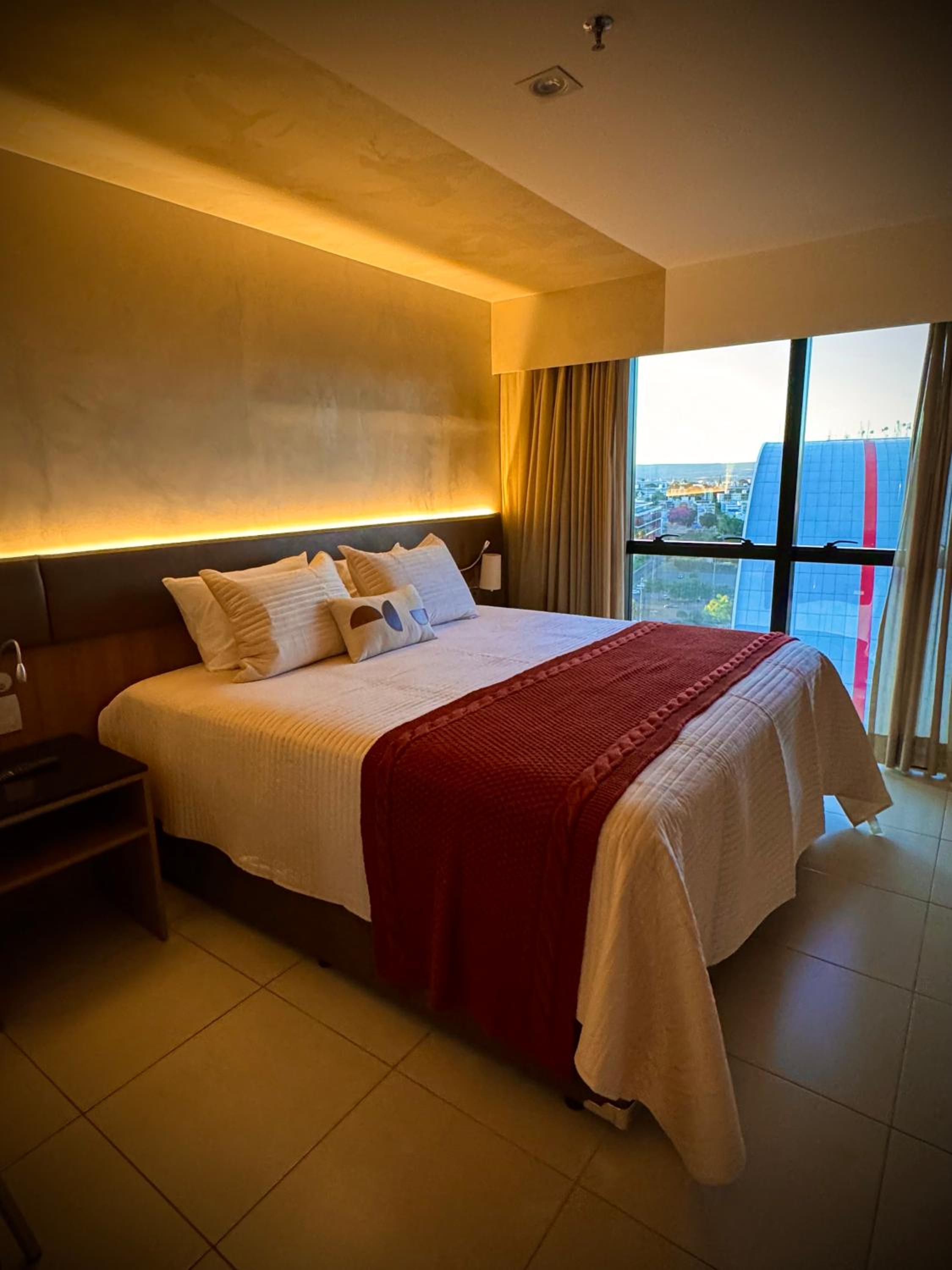 Localização privilegiada e quarto espaçoso no Hotel Athos Bulcão