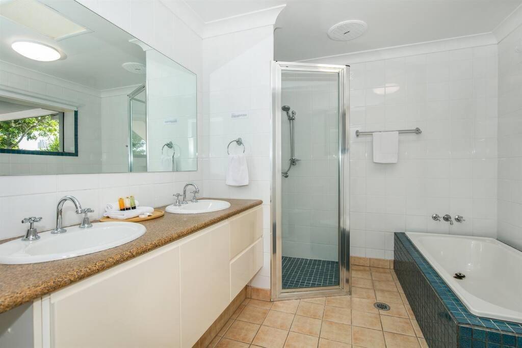 Bliss At Broadbeach - Large canal facing property