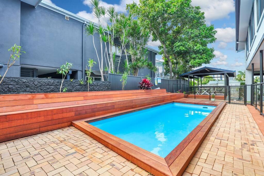 Bliss At Broadbeach - Large canal facing property
