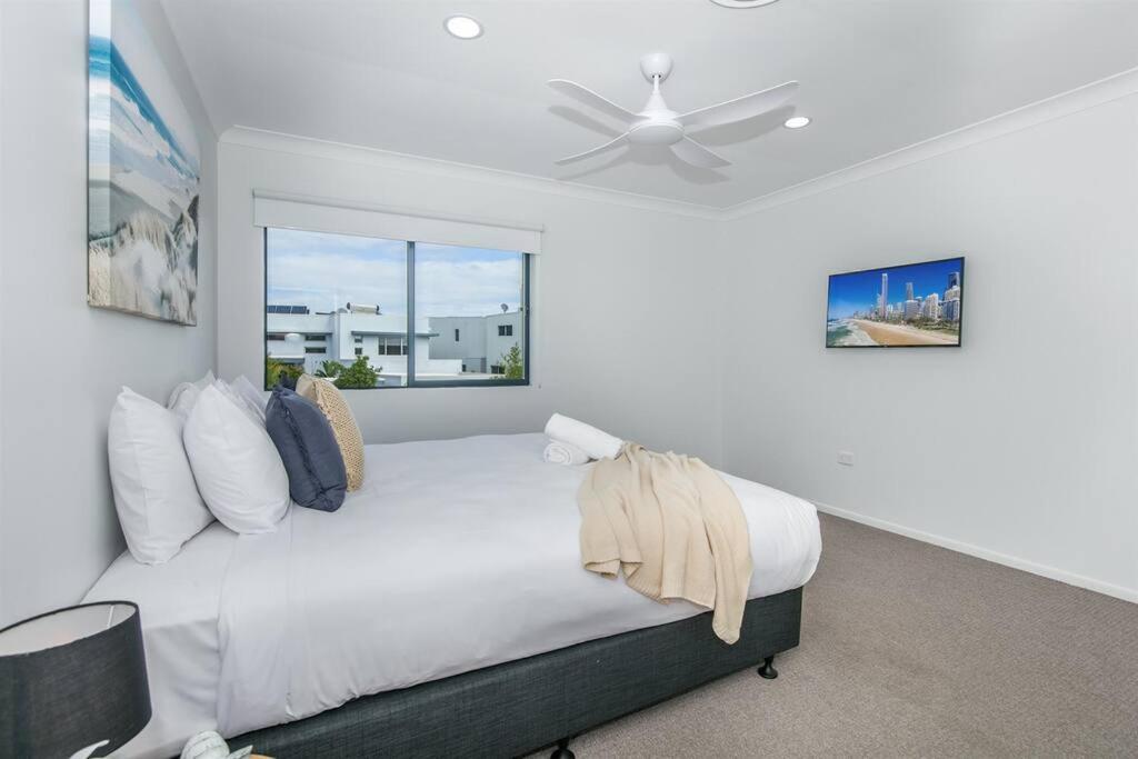 Bliss At Broadbeach - Large canal facing property