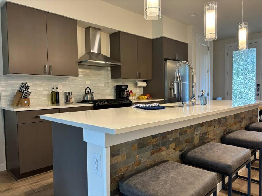 Haven at Greenbridge Close to Airport and Downtown view 4