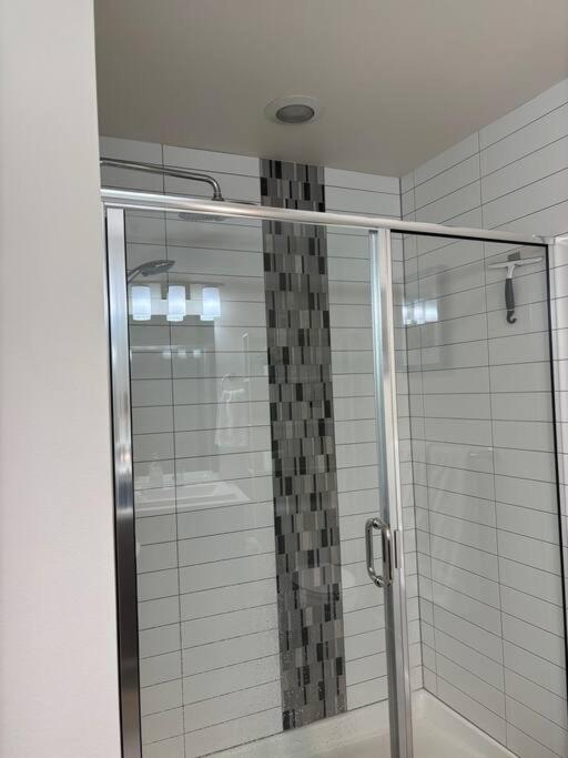 Haven at Greenbridge Close to Airport and Downtown view 5