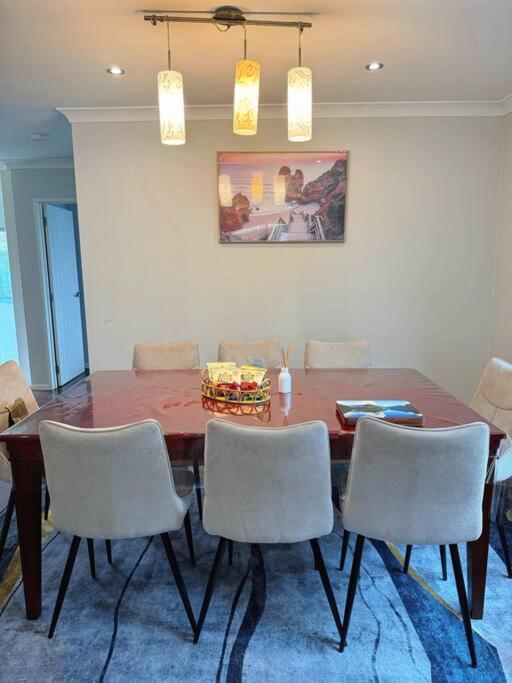 Hillsborough Spacious 3BR with Ensuite -12mins frm Airport view 2