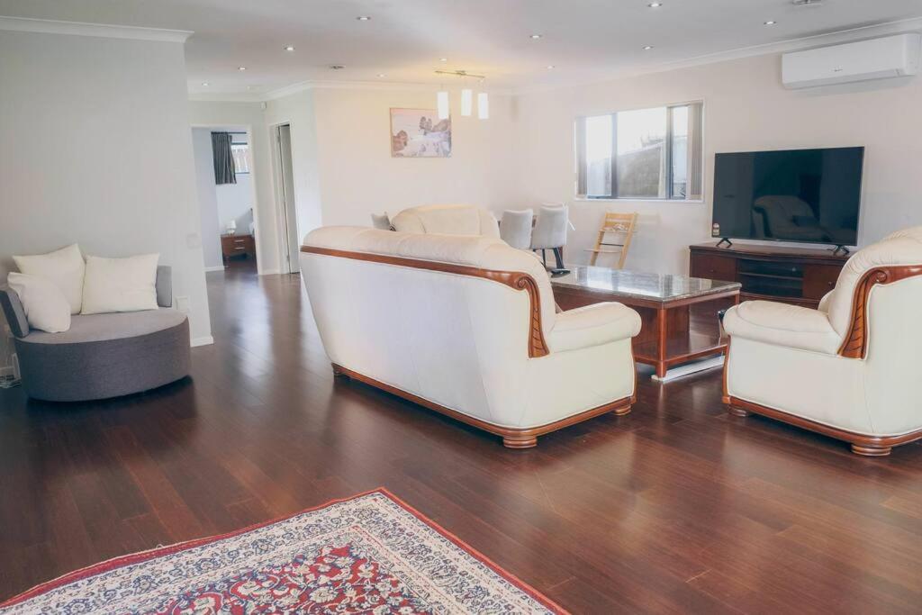 Hillsborough Spacious 3BR with Ensuite -12mins frm Airport view 3