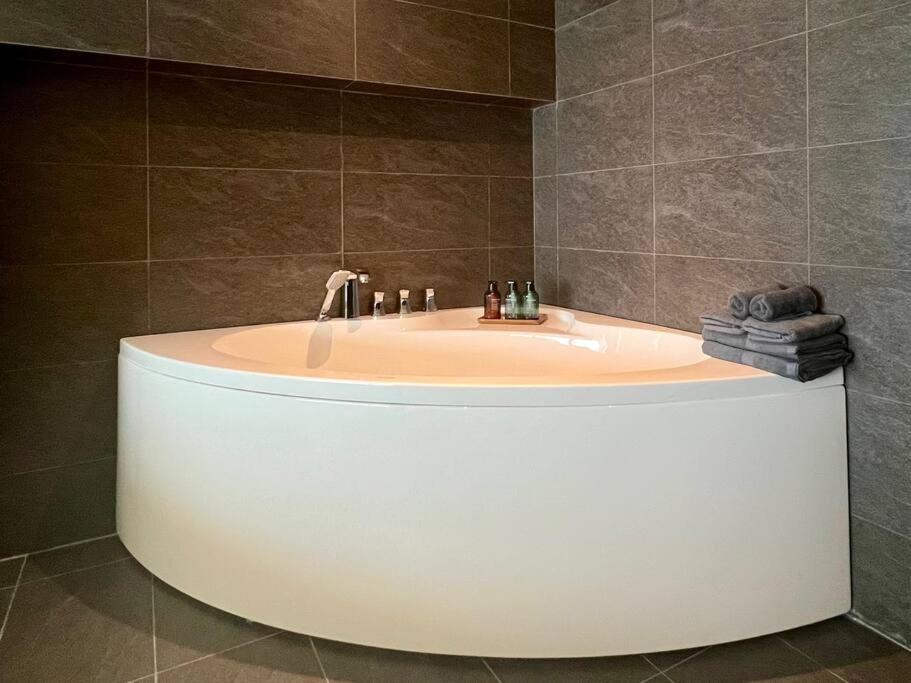 Janet PentHouse - WestLake - by LioHousing