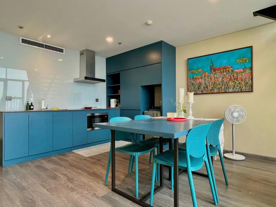 Janet PentHouse - WestLake - by LioHousing