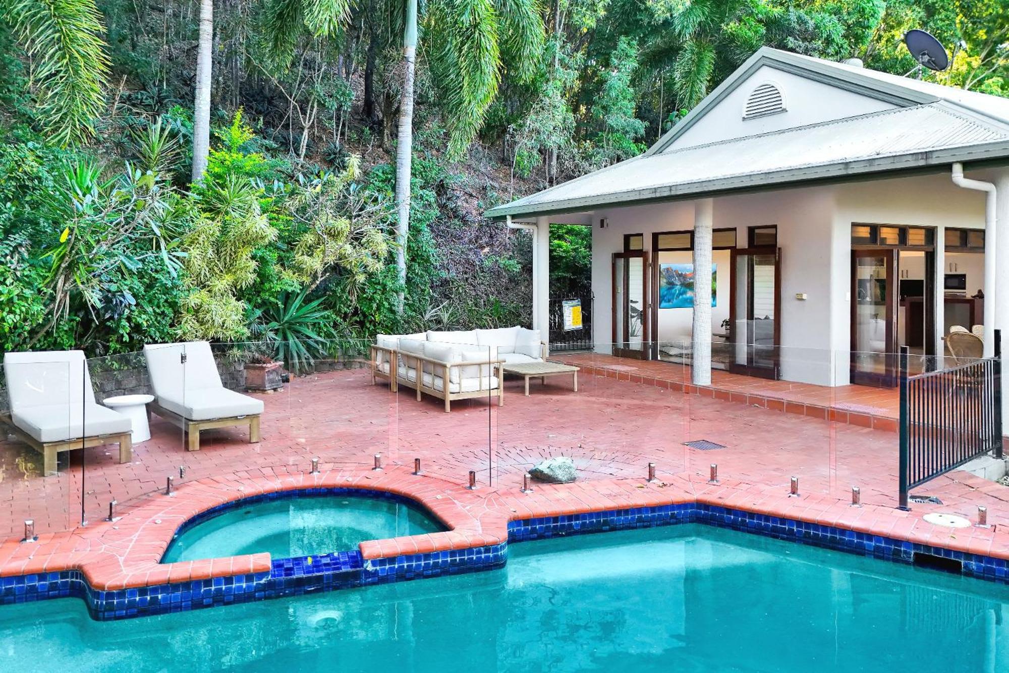 The Ferns Villa Serene Rainforest Retreat with Ocean Breezes