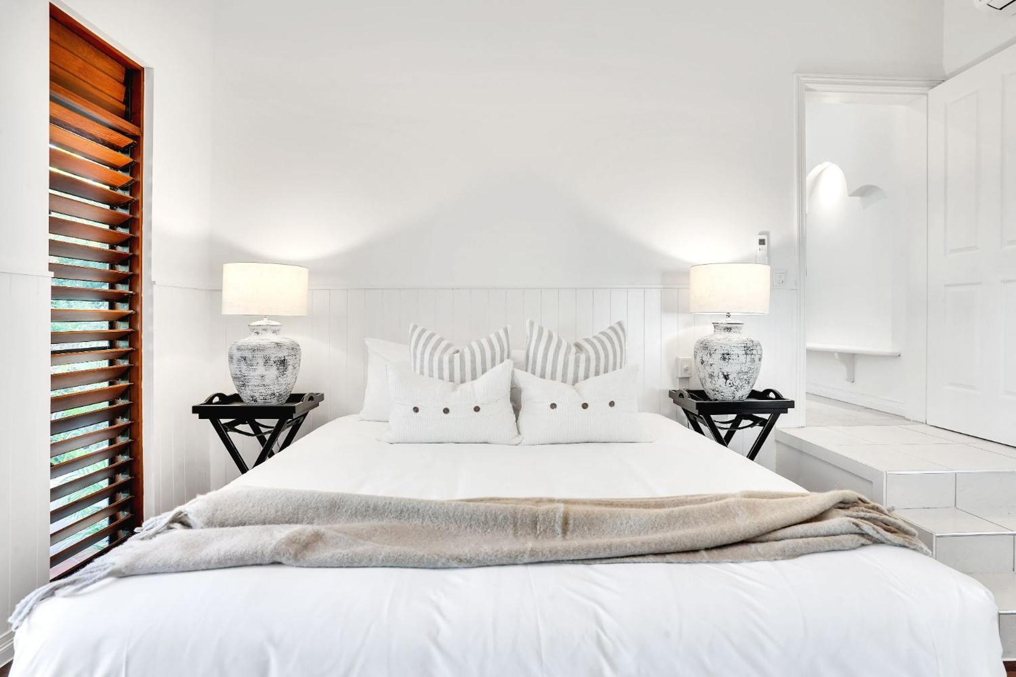 The Ferns Villa Serene Rainforest Retreat with Ocean Breezes
