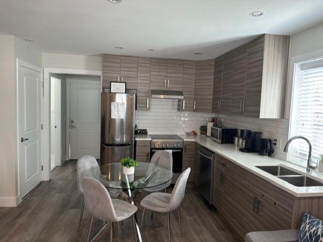 Bright and cozy modern home in Vancouver - central to YVR-Downtown - Free Private Parking