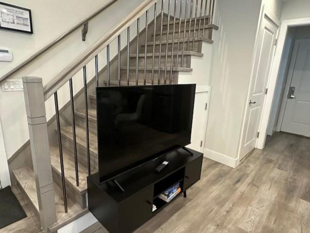 Bright and cozy modern home in Vancouver - central to YVR-Downtown - Free Private Parking