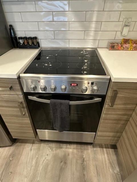 Bright and cozy modern home in Vancouver - central to YVR-Downtown - Free Private Parking