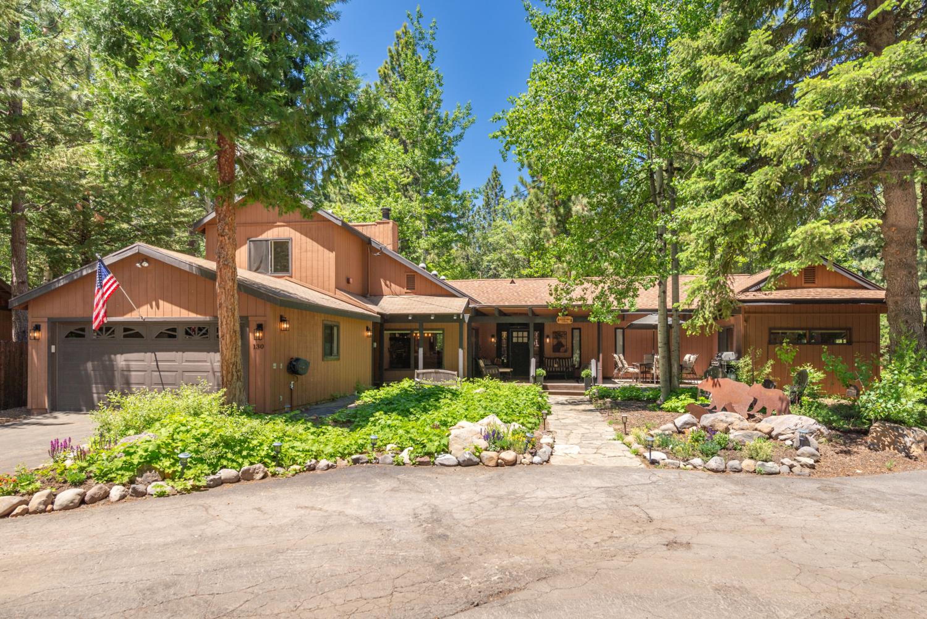 Tahoe City 4BR 4 Full Bathroom Home Near Palisades Close to Town view 4