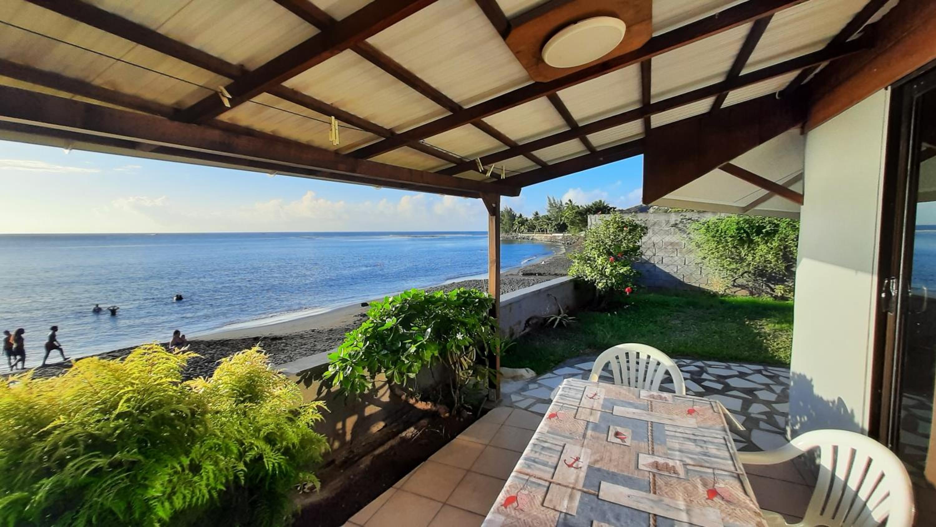 Tahara'a Beach Bungalow view 3