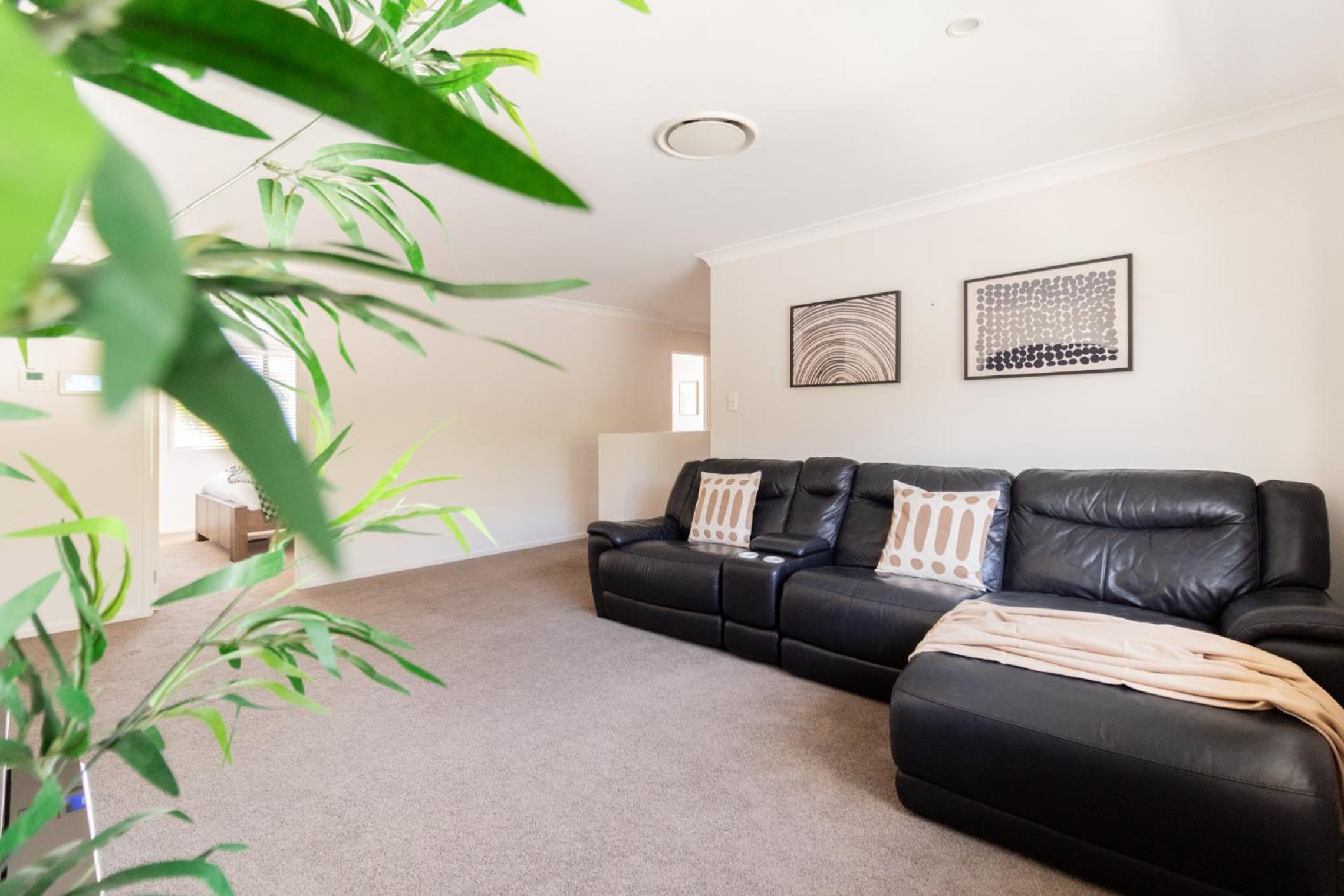 Luxury Spacious 5 Bedroom Family Modern Villa Sleeps 10