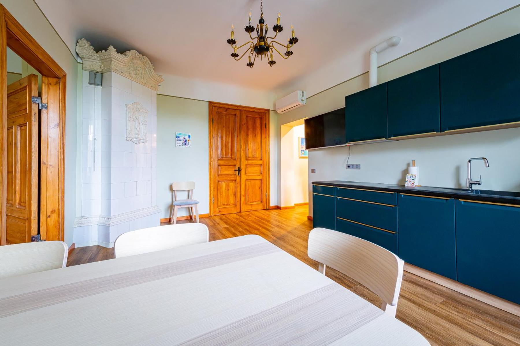 Just Renovated Stories Apartment Free parking view 4