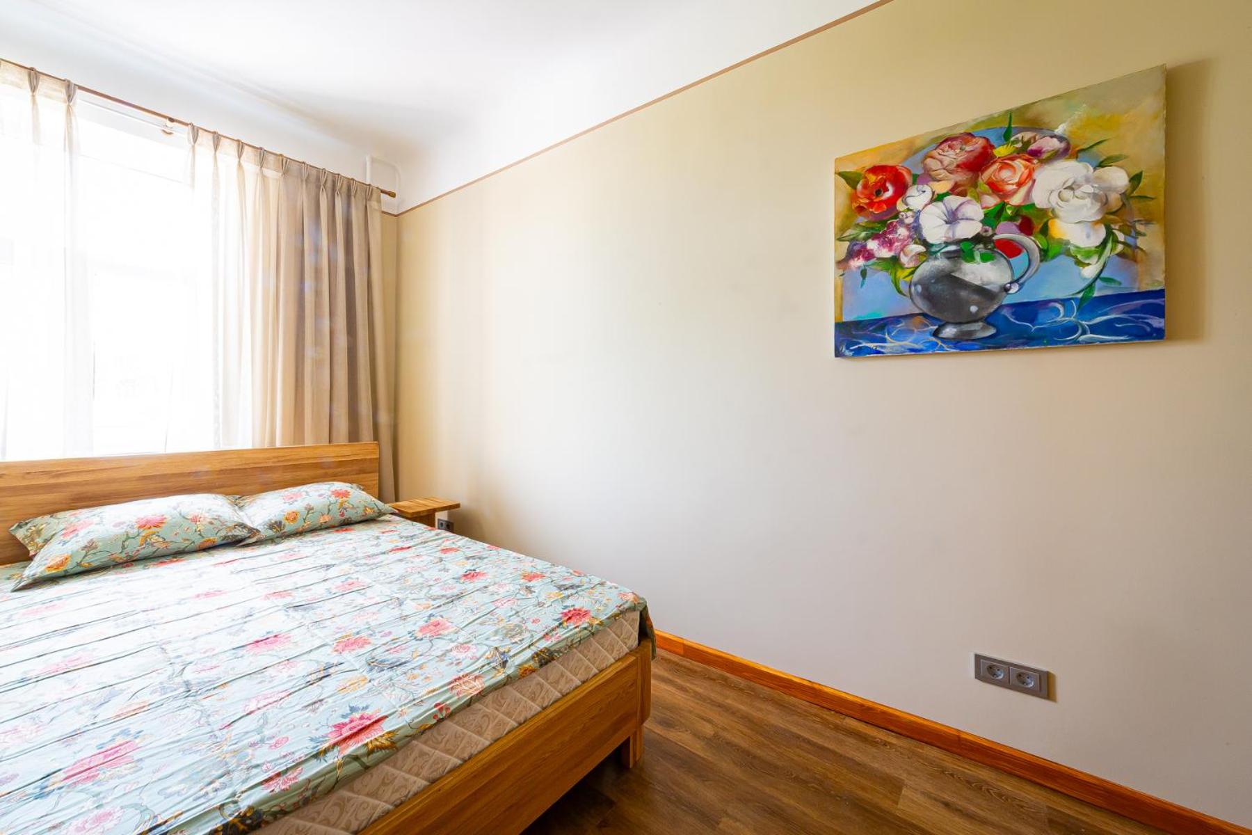 Just Renovated Stories Apartment Free parking view 2