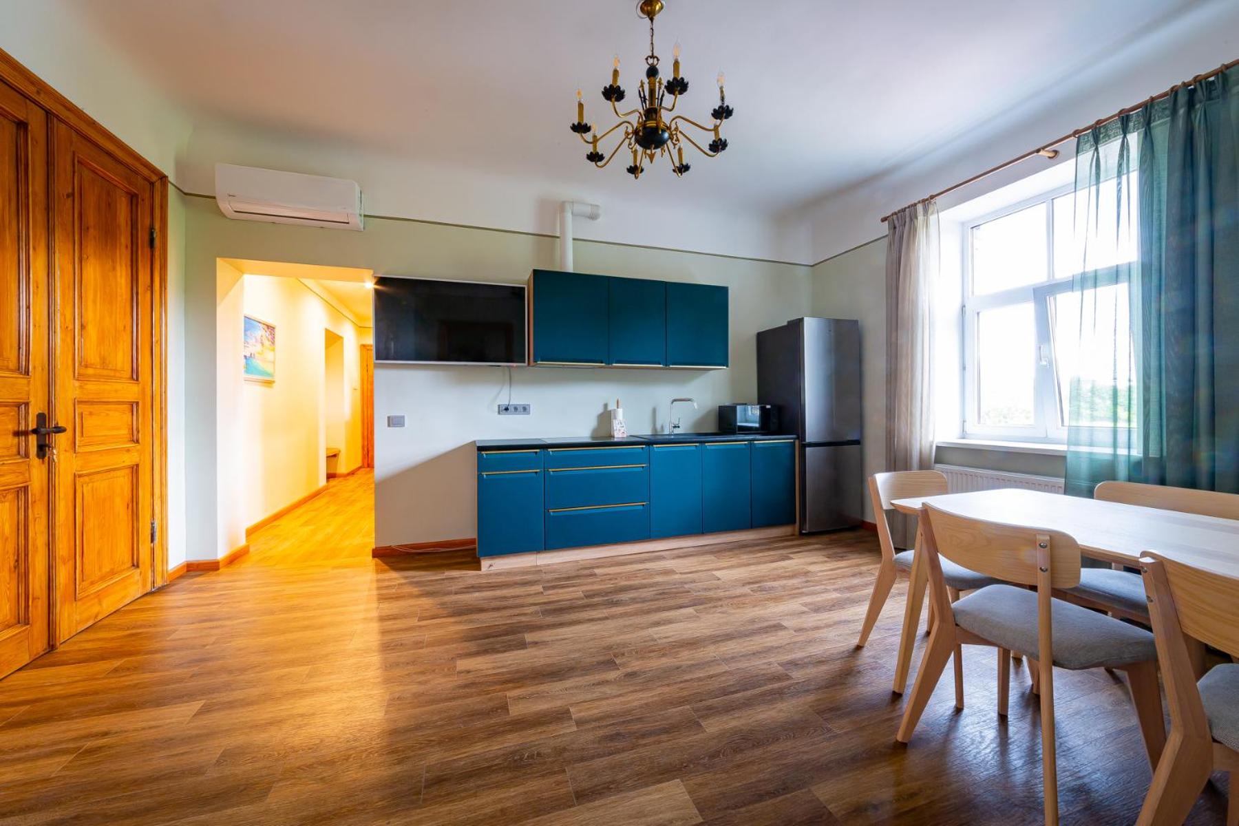Just Renovated Stories Apartment Free parking view 5