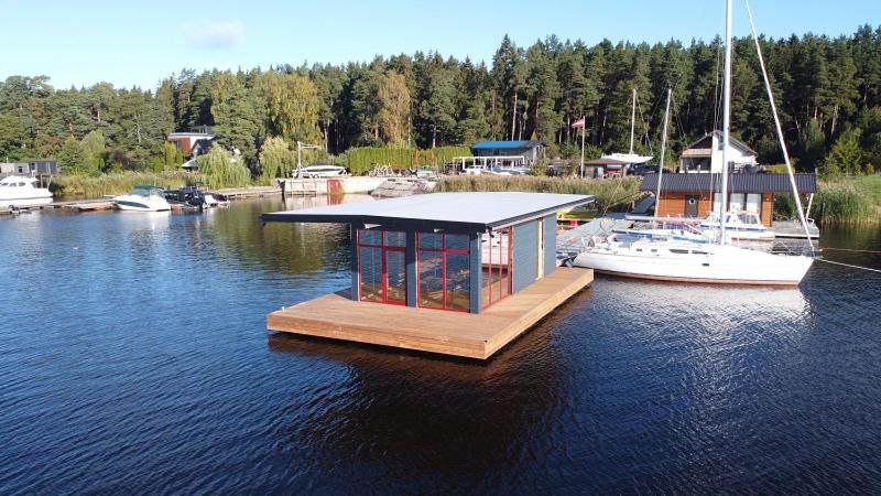 StagHorn floating river house