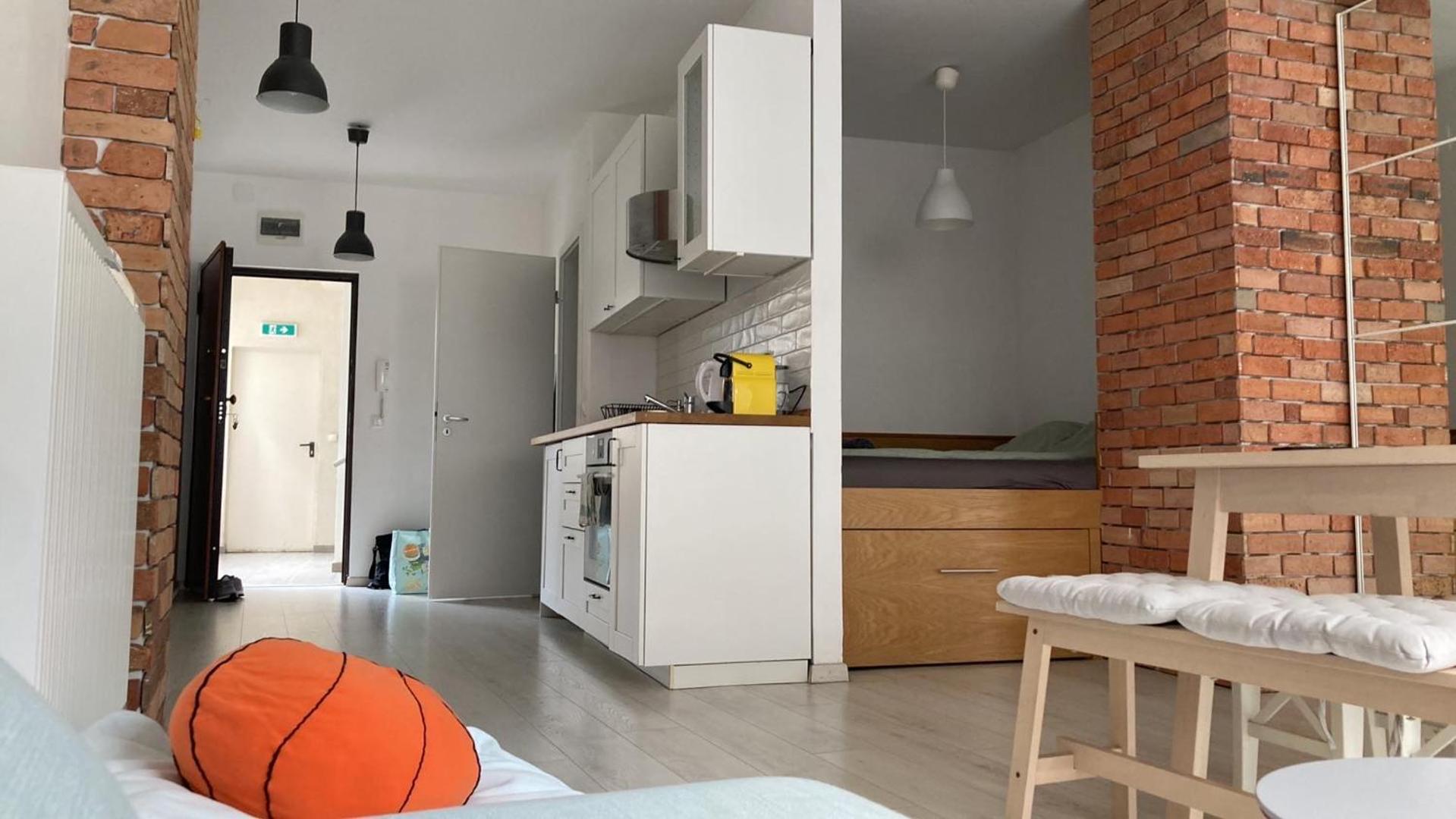 Trendy apartment in the heart of the city with balcony view 2