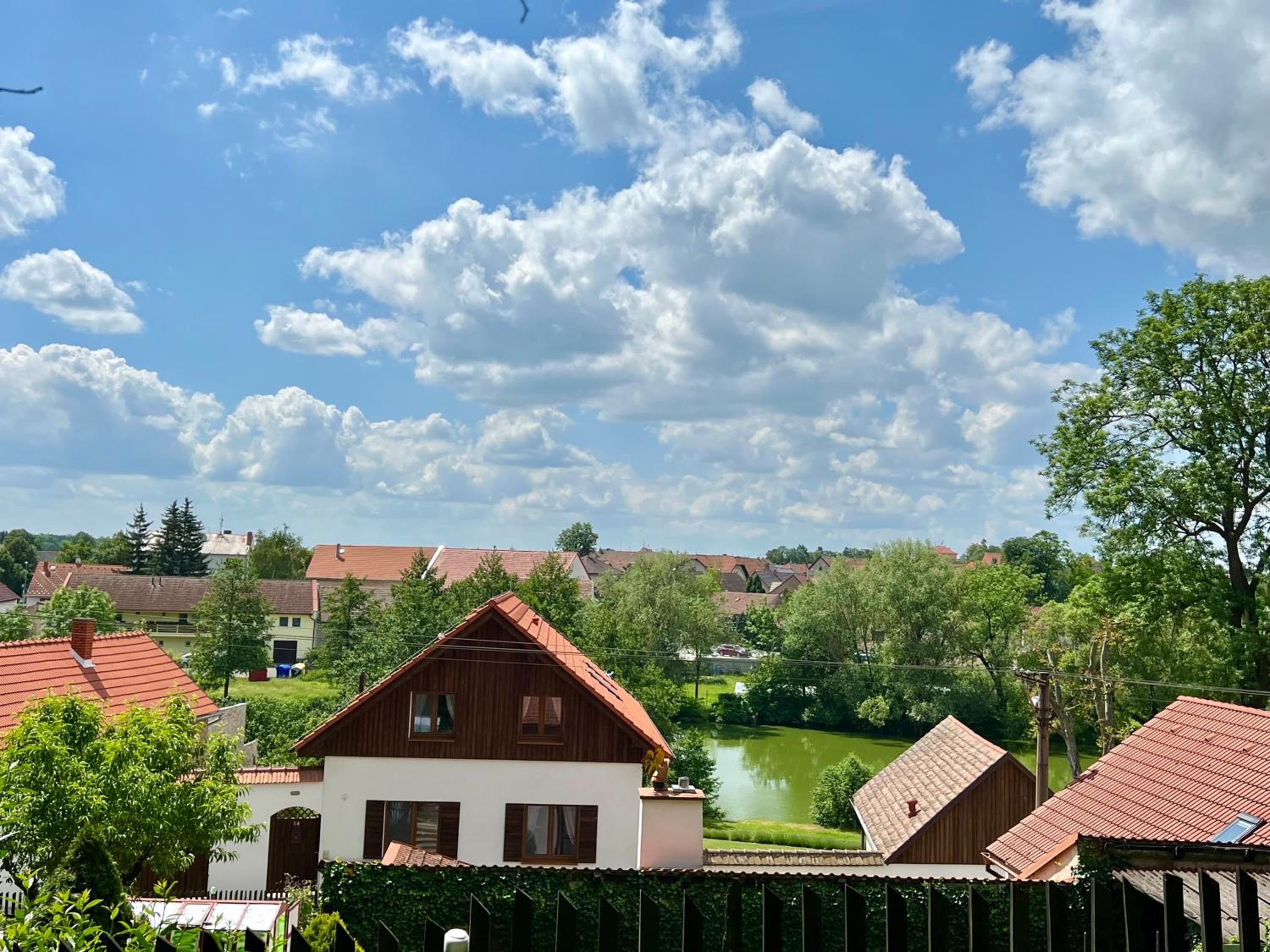 Chalupa nad rybníkem