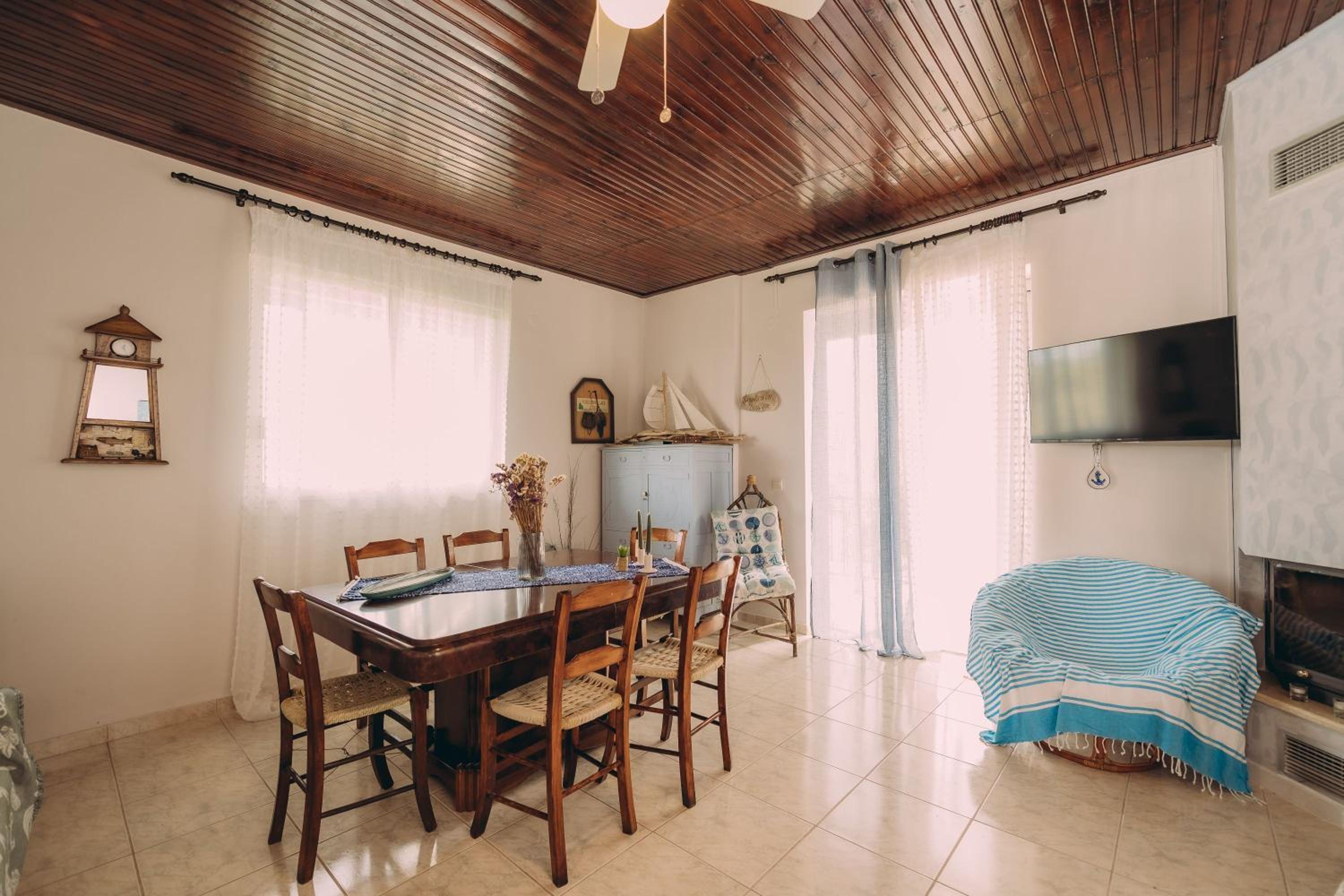 Captain's Spacious House Near The Beach - Happy Rentals view 2