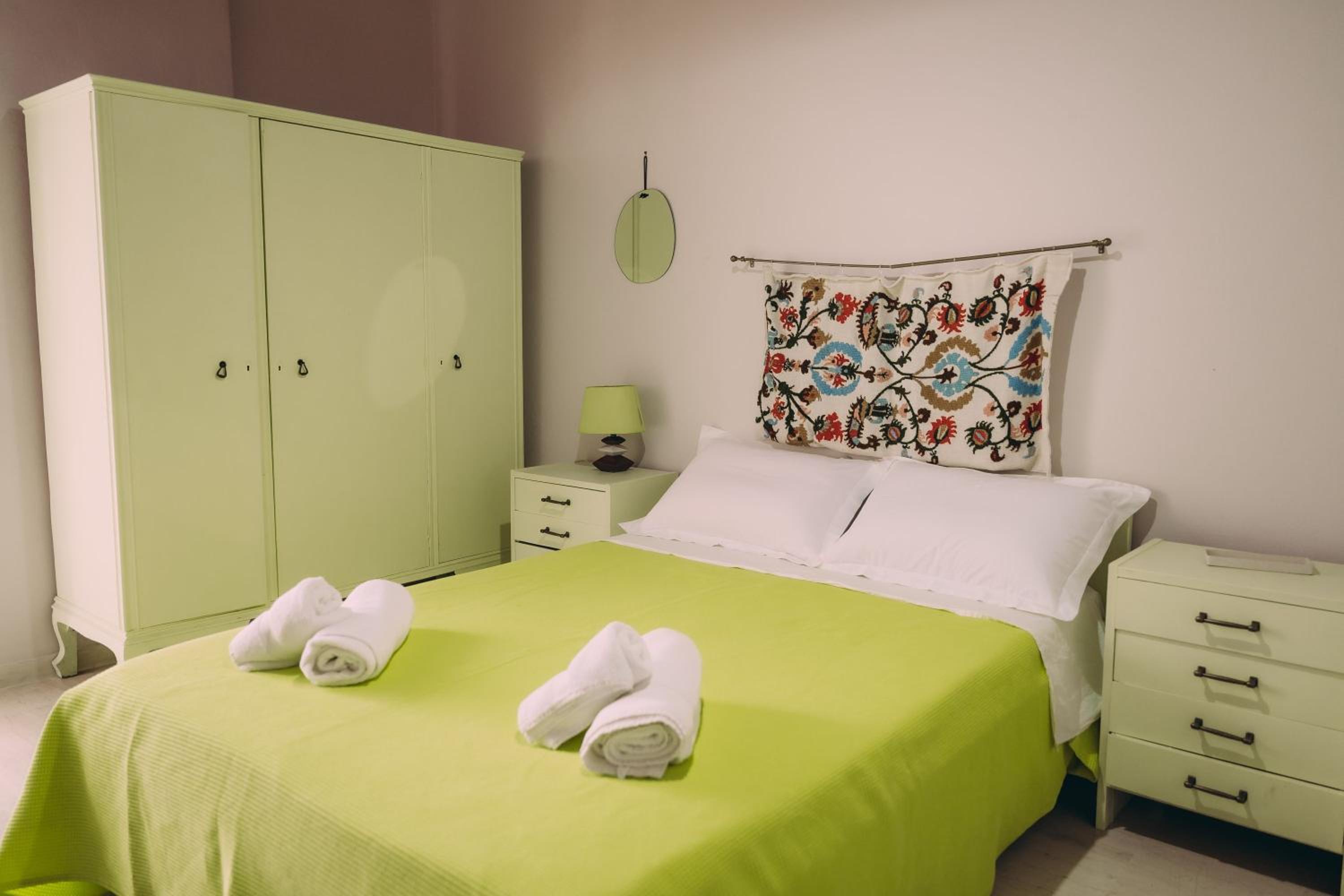 Captain's Spacious House Near The Beach - Happy Rentals view 5