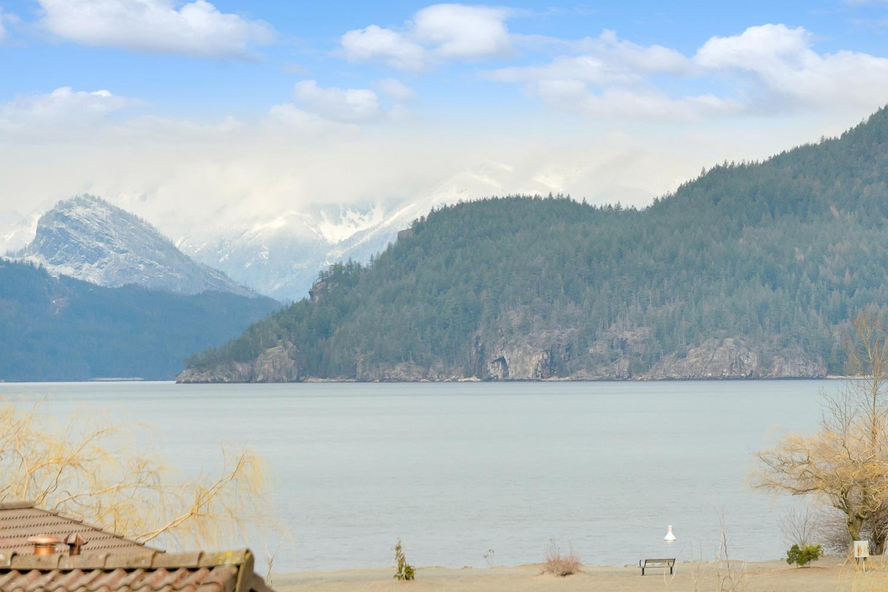 Harmony Haven 2BR Lakefront Lux Escape