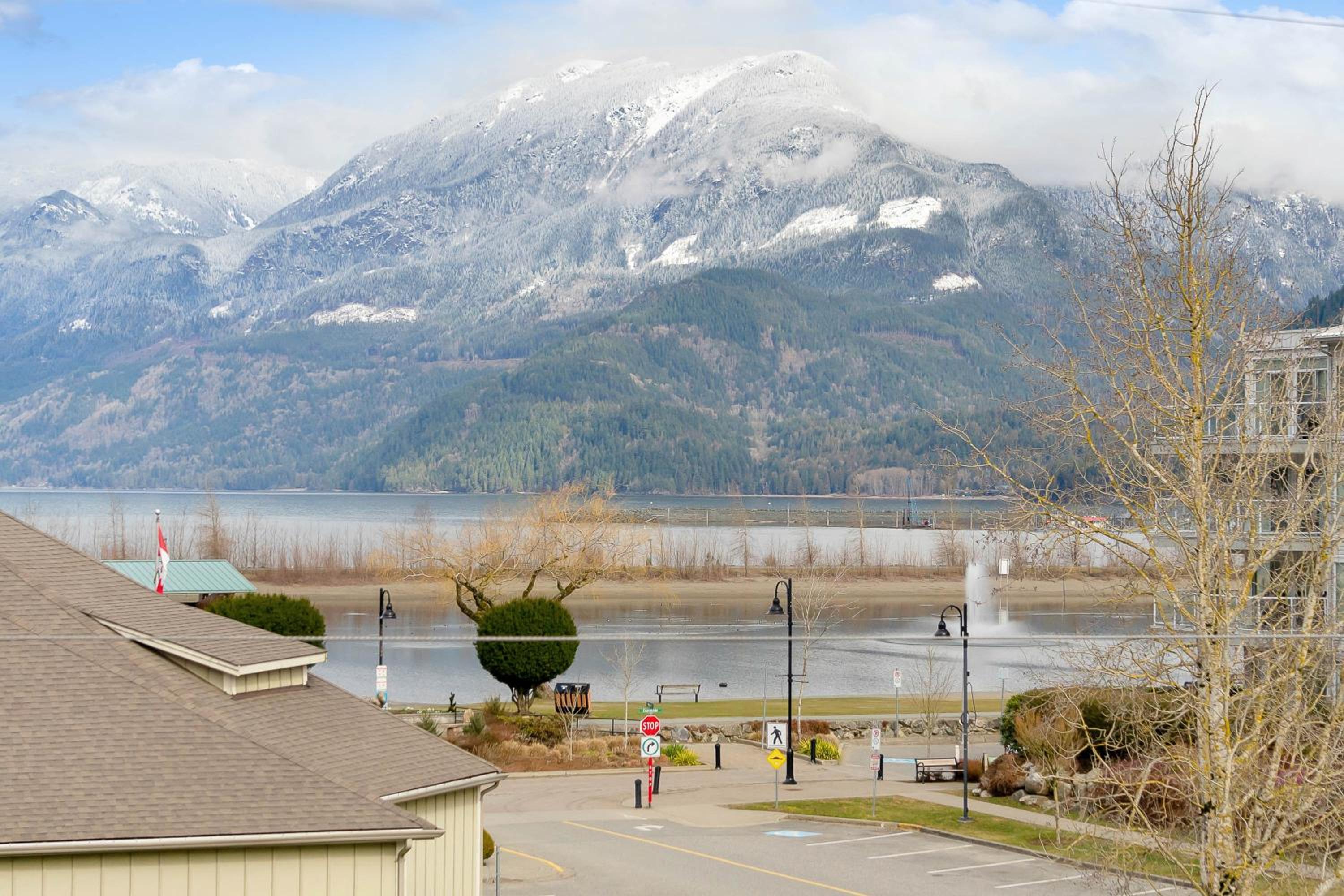 Harmony Haven 2BR Lakefront Lux Escape