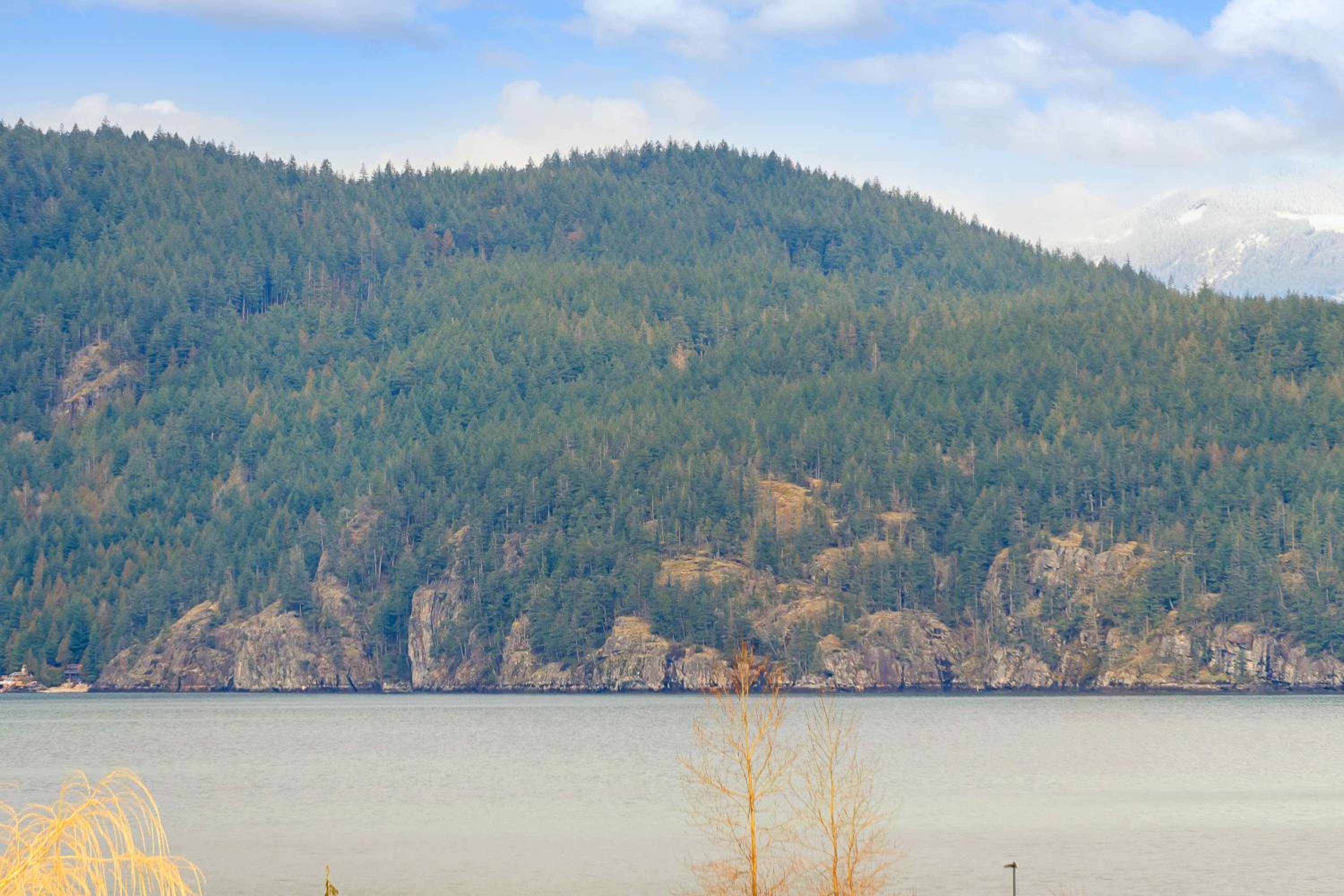 Harmony Haven 2BR Lakefront Lux Escape