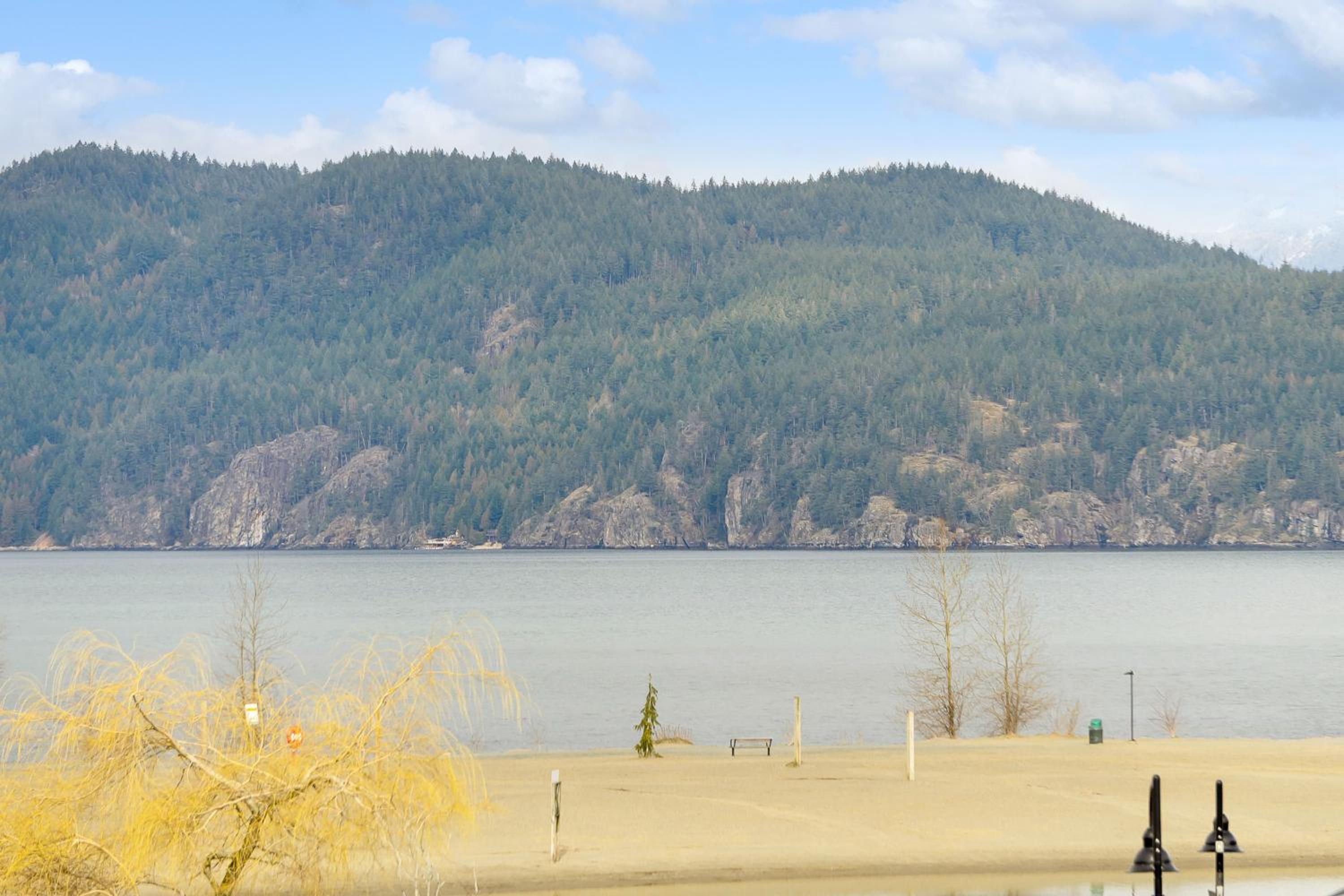 Harmony Haven 2BR Lakefront Lux Escape