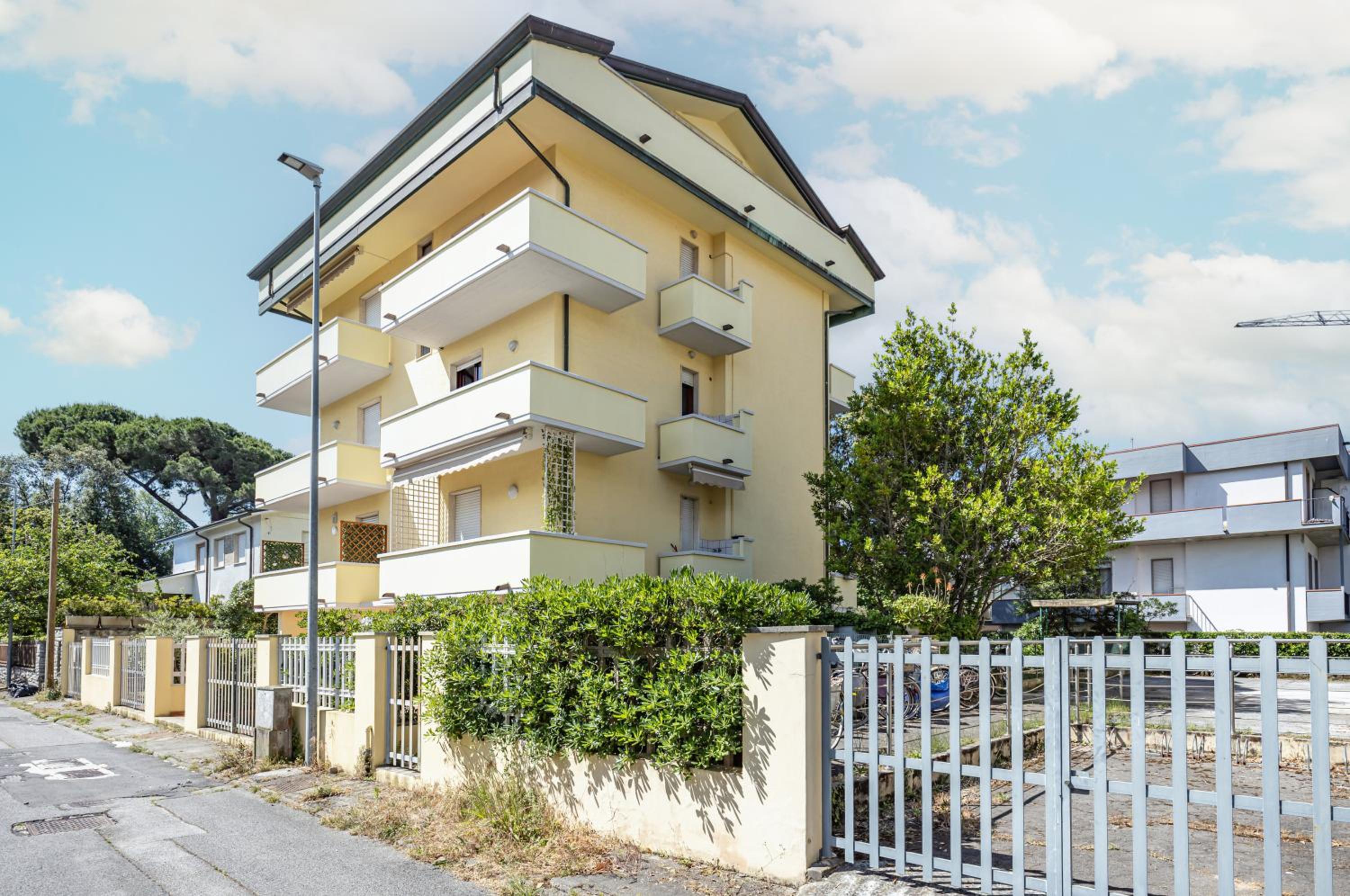 GuestHost - Comfy Apartment With private parking near the Beach!