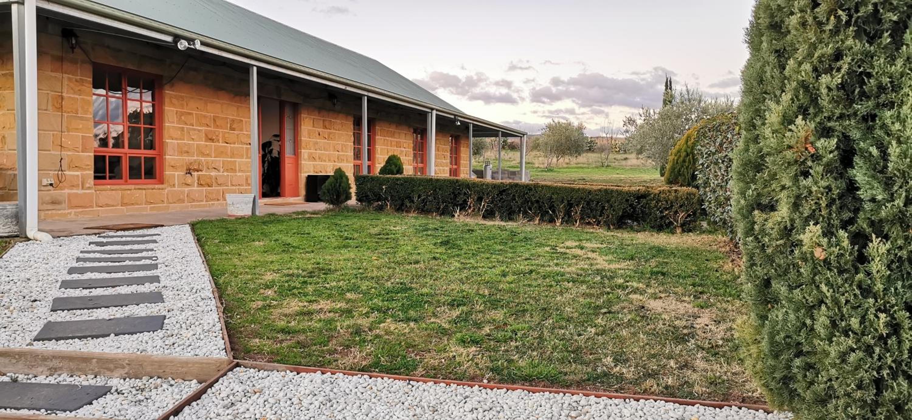 Kathmandu Farmstay - Pool Table, Ping Pong, Bicycles, PlayStation, Netflix, close to Bathurst and Mayfield Garden