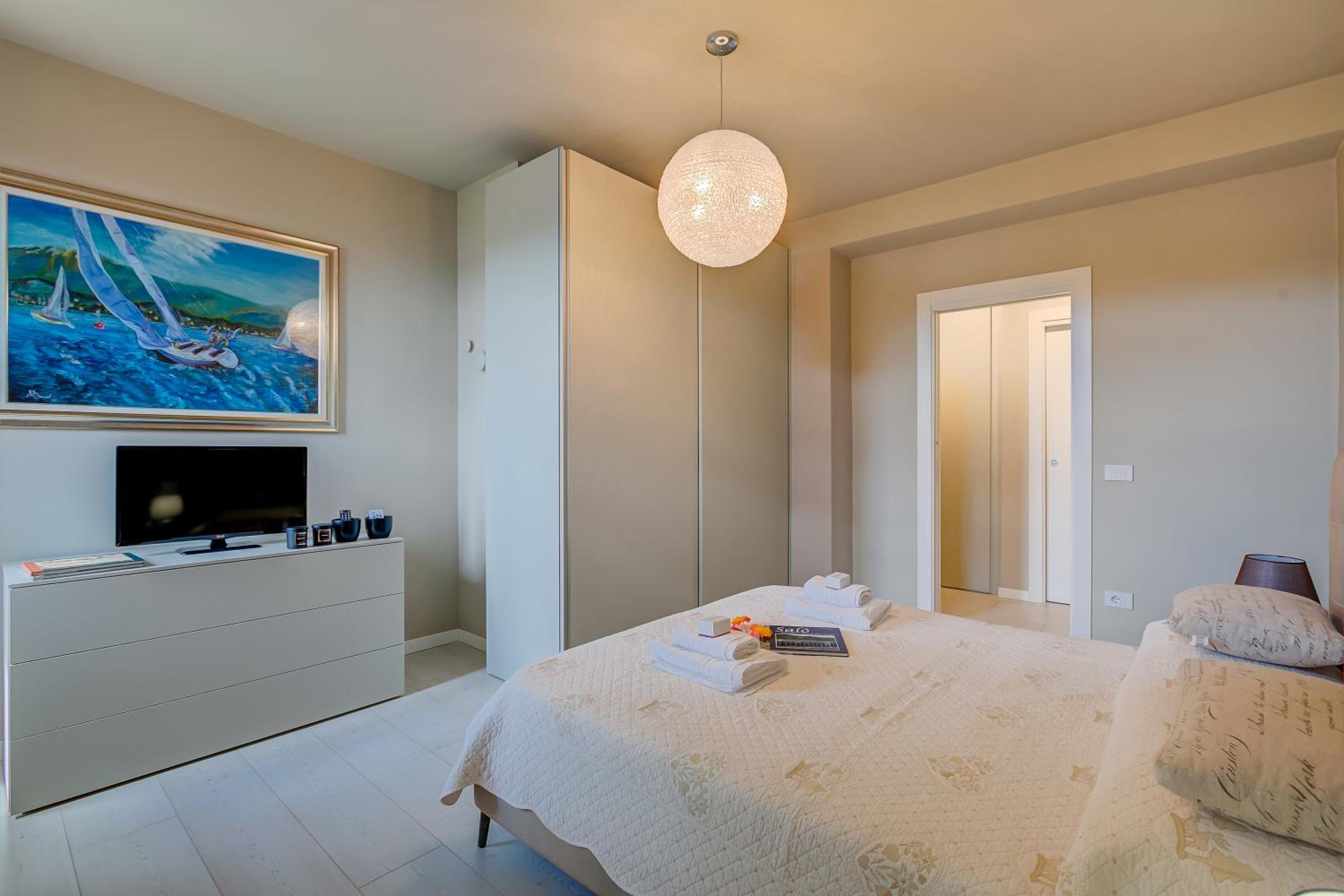 Viktor Salò | 100m from Lake & Center - Happy Rentals view 4